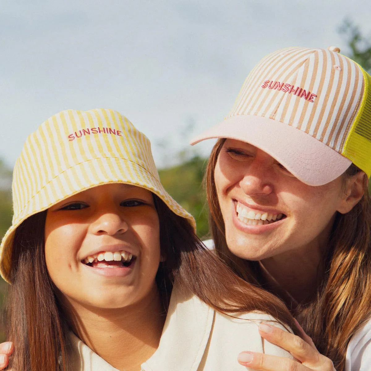 bob-bebe-enfant-parent-chamaye-assorti-papa-maman-enfant-bob-papa-fils-cadeau-fete-des-peres-casquette-mere-fille-cadeau-naissance-maman-bebe-cadeau-original-famille-bob-personnalisable-broderie-sunshine-rayures