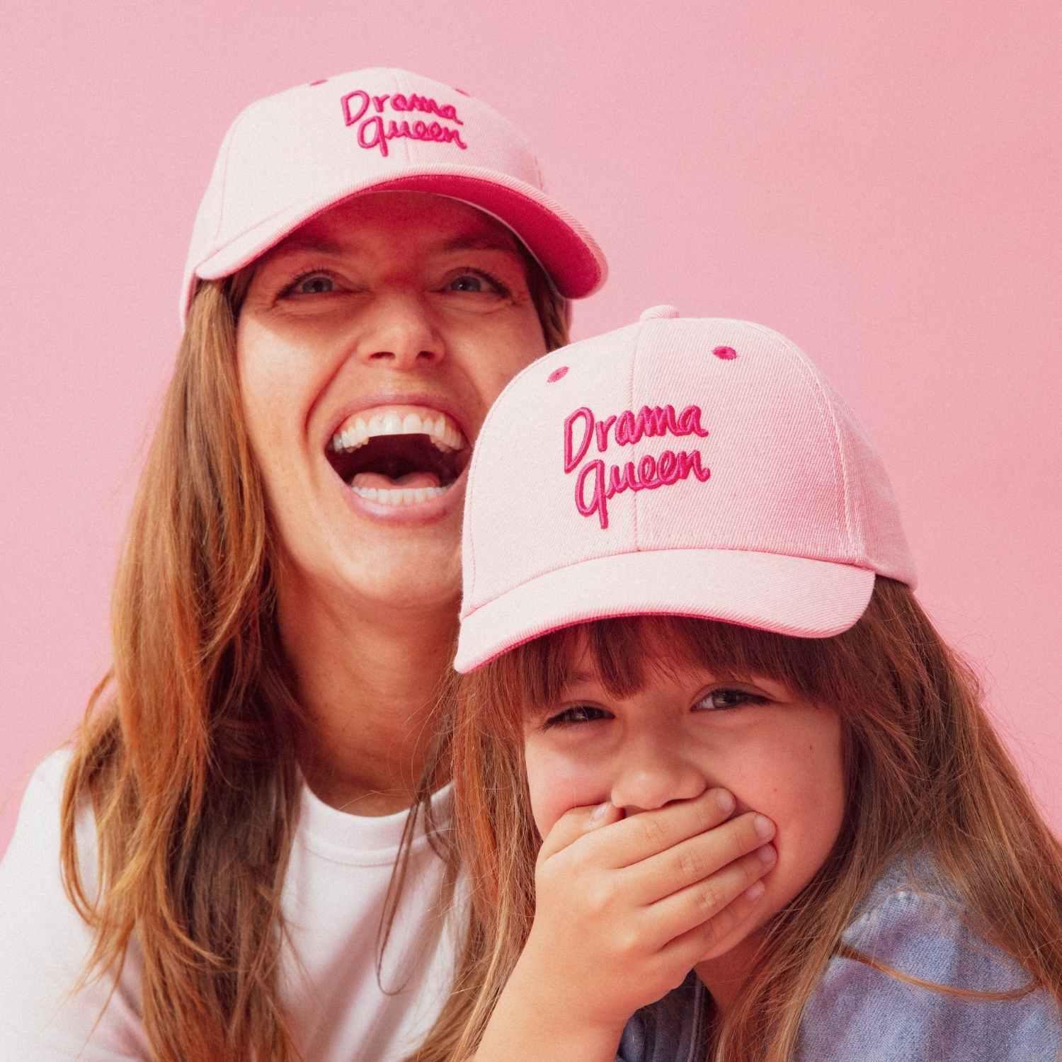 casquette-bebe-enfant-parent-chamaye-assorti-papa-maman-enfant-casquette-papa-fils-cadeau-fete-des-peres-casquette-mere-fille-cadeau-naissance-maman-bebe-cadeau-original-famille-casquette-personnalisable-broderie-drama-queen