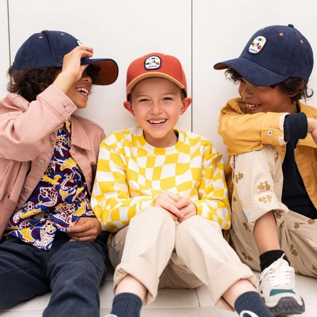 casquette-bebe-enfant-parent-chamaye-assorti-papa-maman-enfant-casquette-papa-fils-cadeau-fete-des-peres-casquette-mere-fille-cadeau-naissance-maman-bebe-cadeau-original-famille-casquette-personnalisable-broderie-cosmic-girl-cadeau-jeune-maman-maternite-cadeau-naissance-original-jeune-parent-casquette-fille-rose-velours-cotelemarque-francaise-production-ecoresponsable