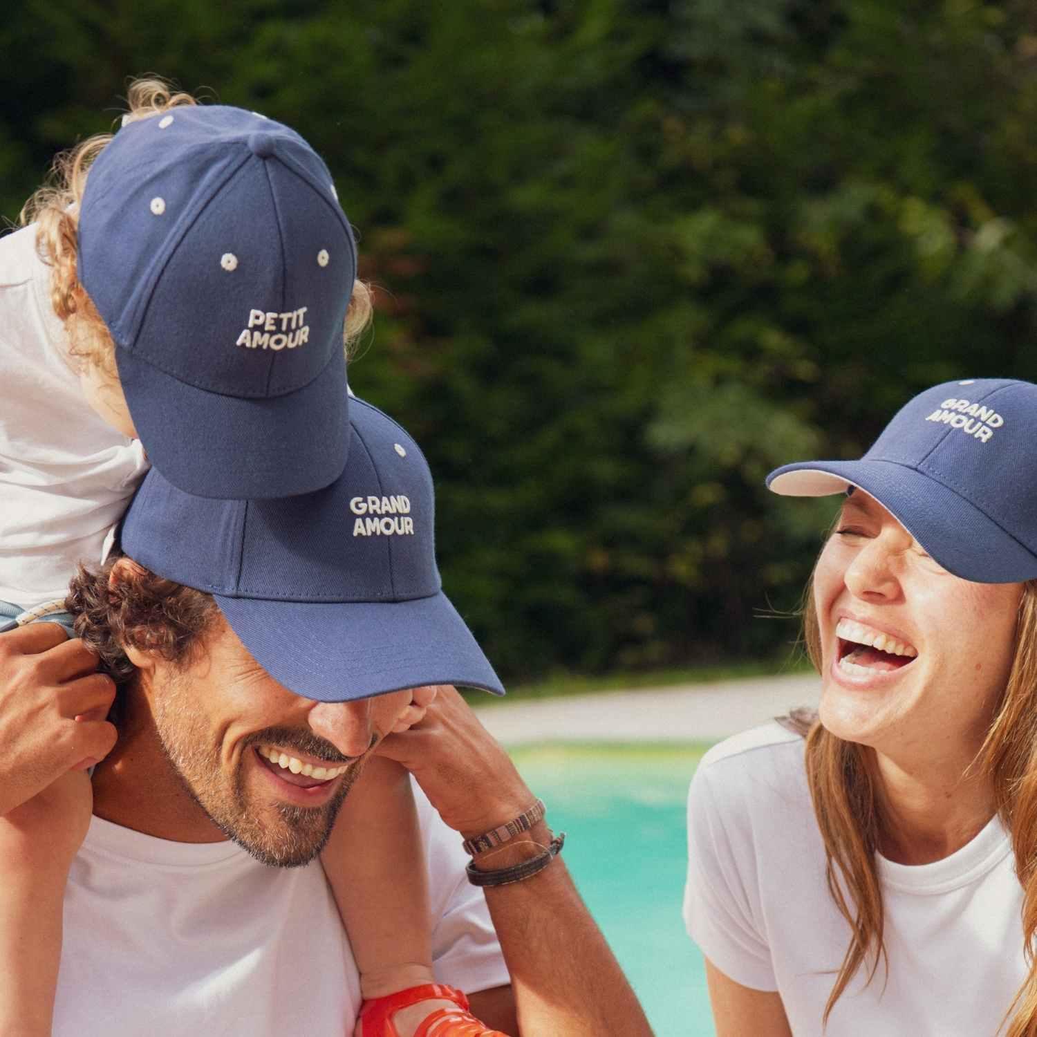 casquette-bebe-enfant-parent-chamaye-assorti-papa-maman-enfant-casquette-papa-fils-cadeau-fete-des-peres-casquette-mere-fille-cadeau-naissance-maman-bebe-cadeau-original-famille-casquette-personnalisable-broderie-grand-amour