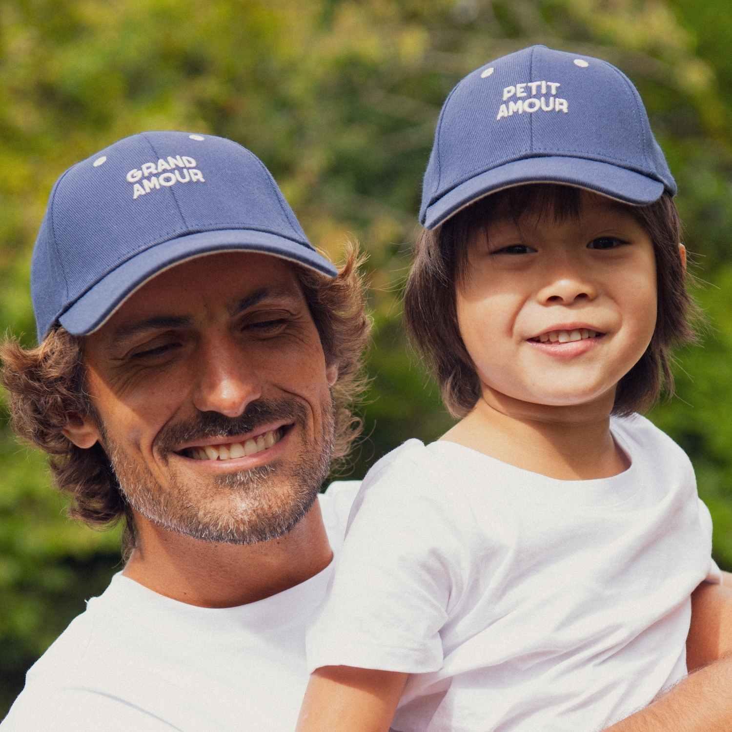 casquette-bebe-enfant-parent-chamaye-assorti-papa-maman-enfant-casquette-papa-fils-cadeau-fete-des-peres-casquette-mere-fille-cadeau-naissance-maman-bebe-cadeau-original-famille-casquette-personnalisable-broderie-petit-amour