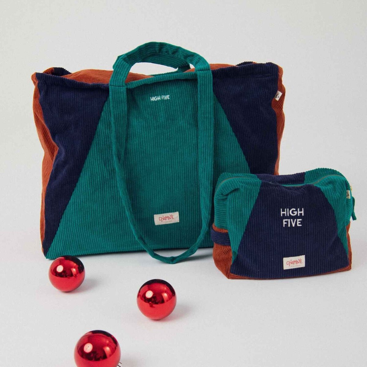 cabas-velours-bebe-enfant-chamaye-assorti-papa-maman-enfant-casquette-papa-fils-cadeau-fete-des-peres-casquette-mere-fille-cadeau-naissance-maman-bebe-cadeau-original-famille-casquette-personnalisable-broderie-high-five-vert
