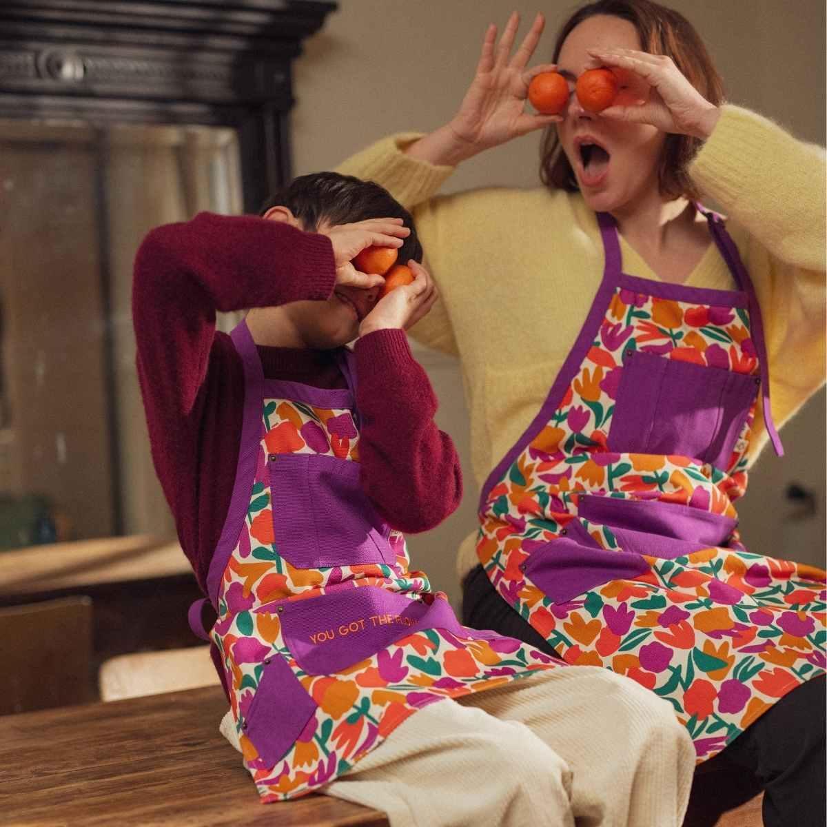 tablier-enfant-papa-maman-chamaye-assorti-parent-enfant-tablier-papa-fils-cadeau-fete-des-peres-bonnet-mere-fille-cadeau-naissance-maman-matchy-matchy-cadeau-original-famille-broderie-you-got-the-power