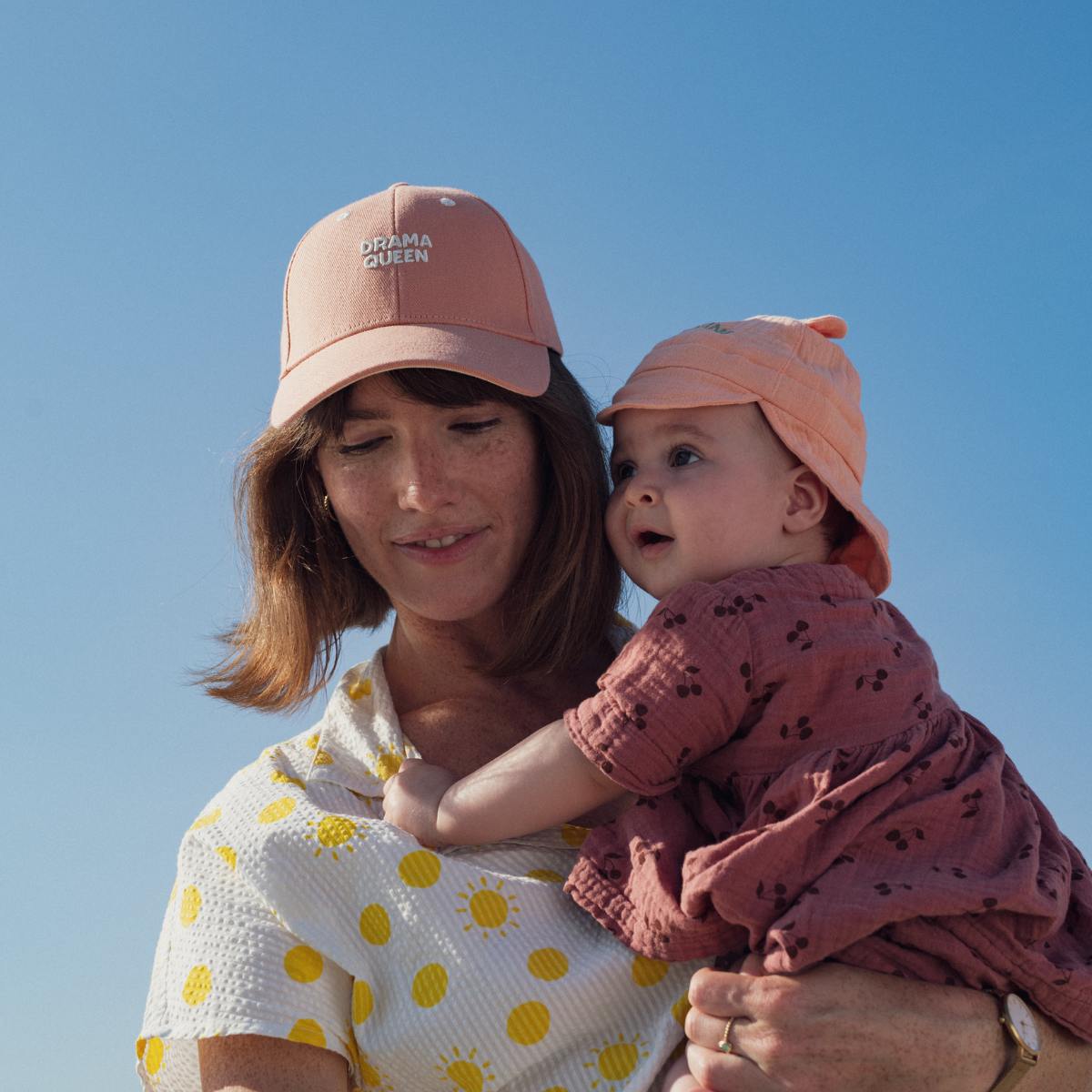 chapeau-soleil-bebe-enfant-parent-chamaye-assorti-papa-maman-enfant-trousse-papa-fils-cadeau-naissance-maman-bebe-cadeau-original-famille-chapeau-personnalisable-broderie-petit-sunshine