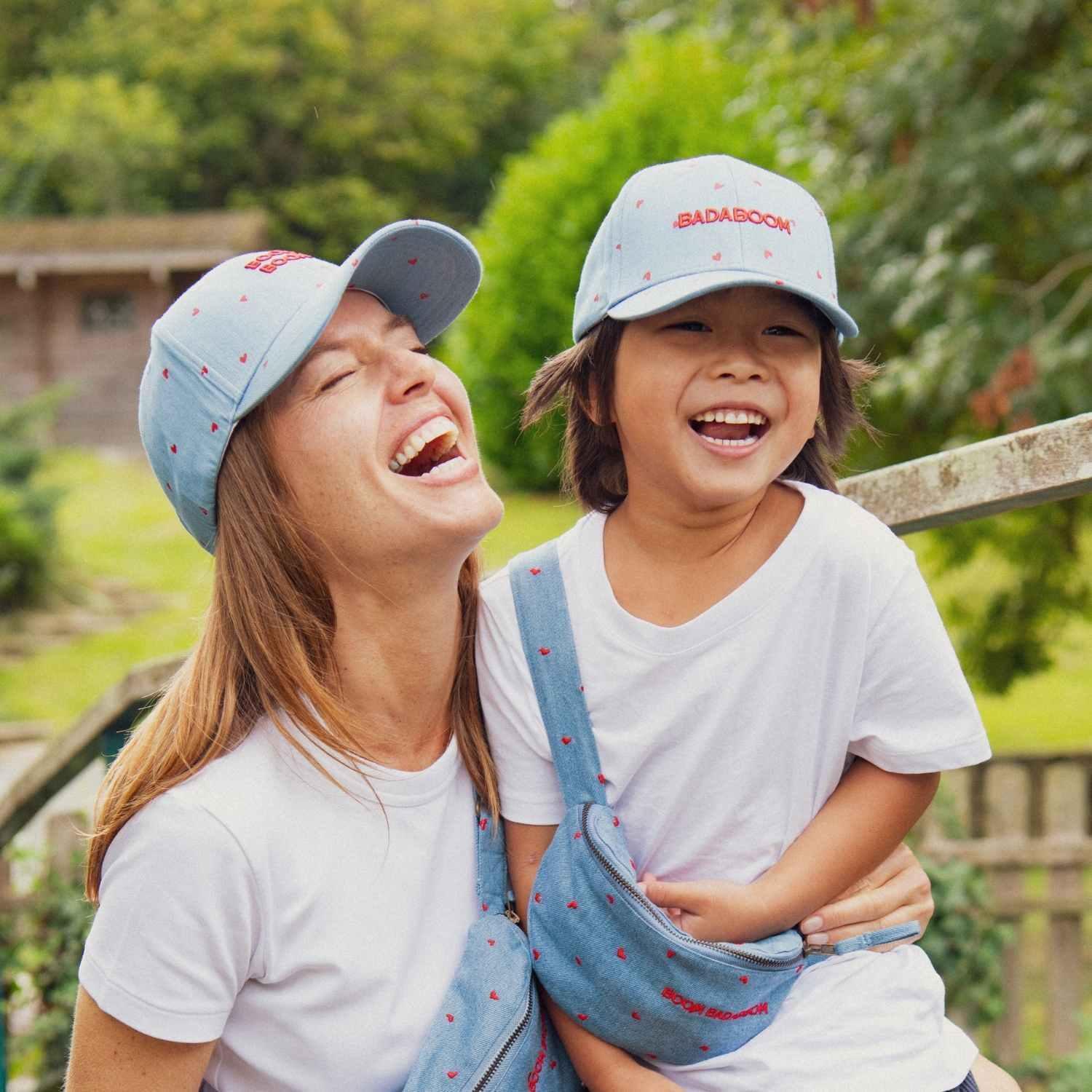 casquette-bebe-enfant-parent-chamaye-assorti-papa-maman-enfant-casquette-papa-fils-cadeau-fete-des-peres-casquette-mere-fille-cadeau-naissance-maman-bebe-cadeau-original-famille-casquette-personnalisable-broderie-boom-boom-badaboom-denim