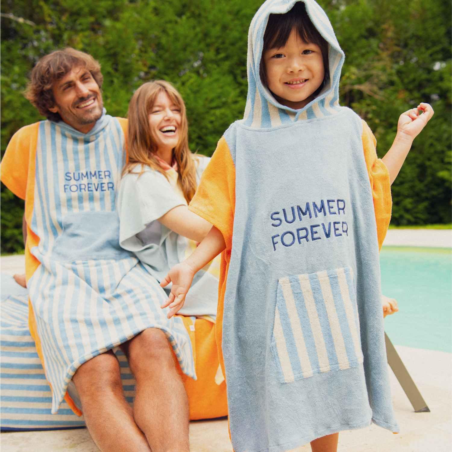 poncho-enfant-adulte-papa-maman-chamaye-assorti-parent-enfant-poncho-papa-fils-cadeau-fete-des-meres-serviette-mere-fille-cadeaux-maman-matchy-matchy-cadeau-original-famille-broderie-motif-summer-forever
