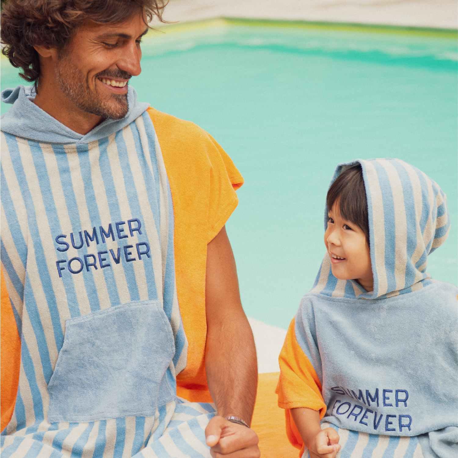poncho-enfant-adulte-papa-maman-chamaye-assorti-parent-enfant-poncho-papa-fils-cadeau-fete-des-meres-serviette-mere-fille-cadeaux-maman-matchy-matchy-cadeau-original-famille-broderie-motif-summer-forever