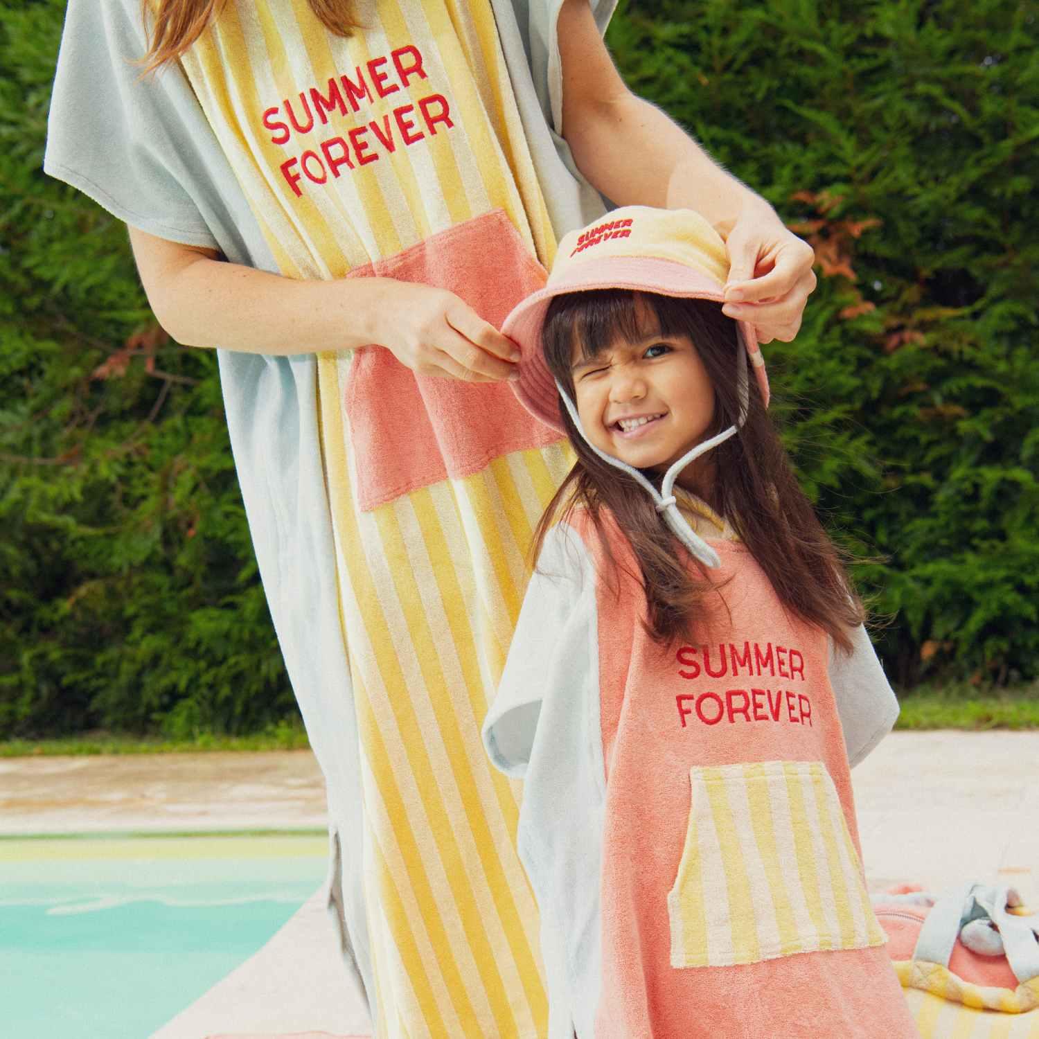 poncho-enfant-adulte-papa-maman-chamaye-assorti-parent-enfant-poncho-papa-fils-cadeau-fete-des-meres-serviette-mere-fille-cadeaux-maman-matchy-matchy-cadeau-original-famille-broderie-motif-summer-forever
