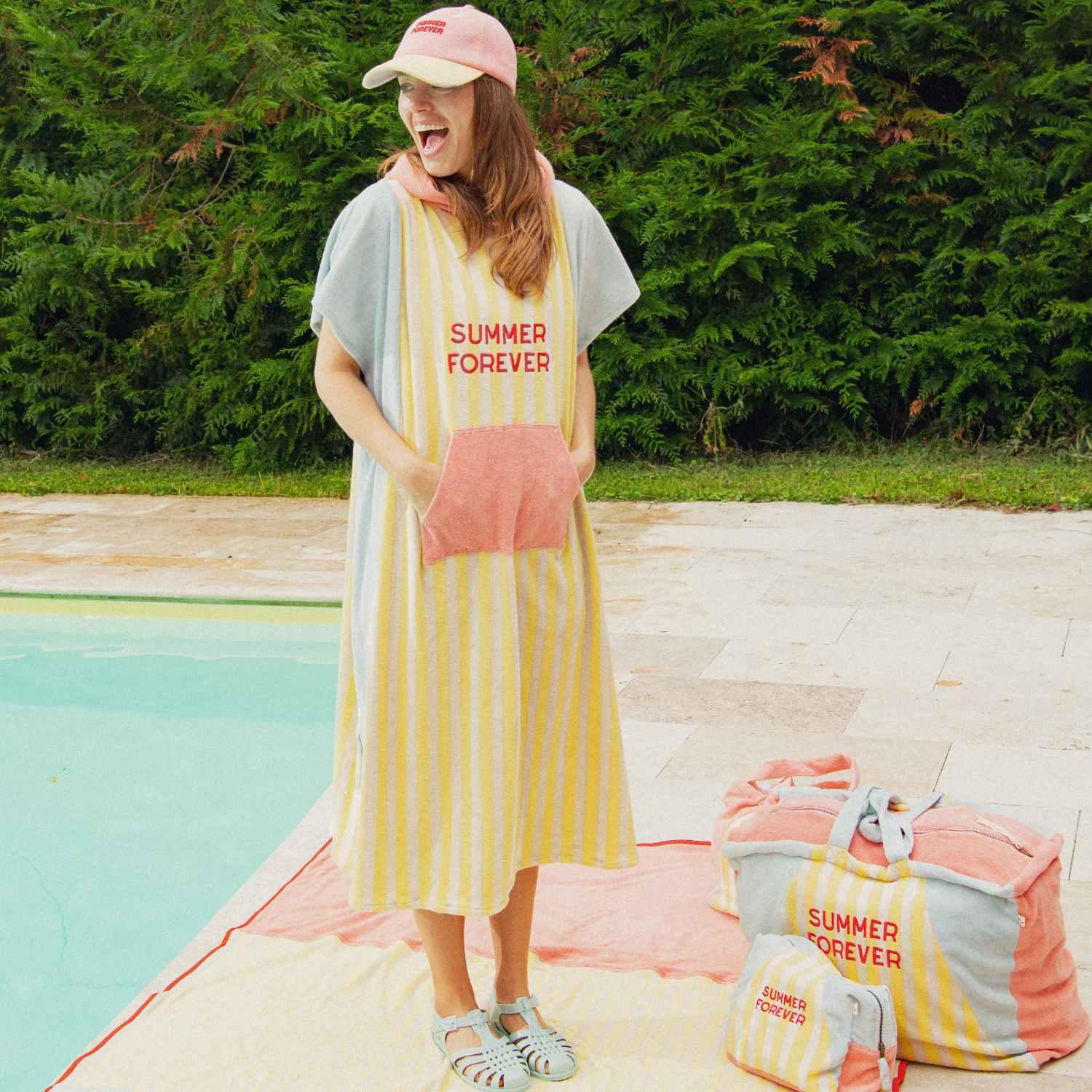 poncho-enfant-adulte-papa-maman-chamaye-assorti-parent-enfant-poncho-papa-fils-cadeau-fete-des-meres-serviette-mere-fille-cadeaux-maman-matchy-matchy-cadeau-original-famille-broderie-motif-summer-forever