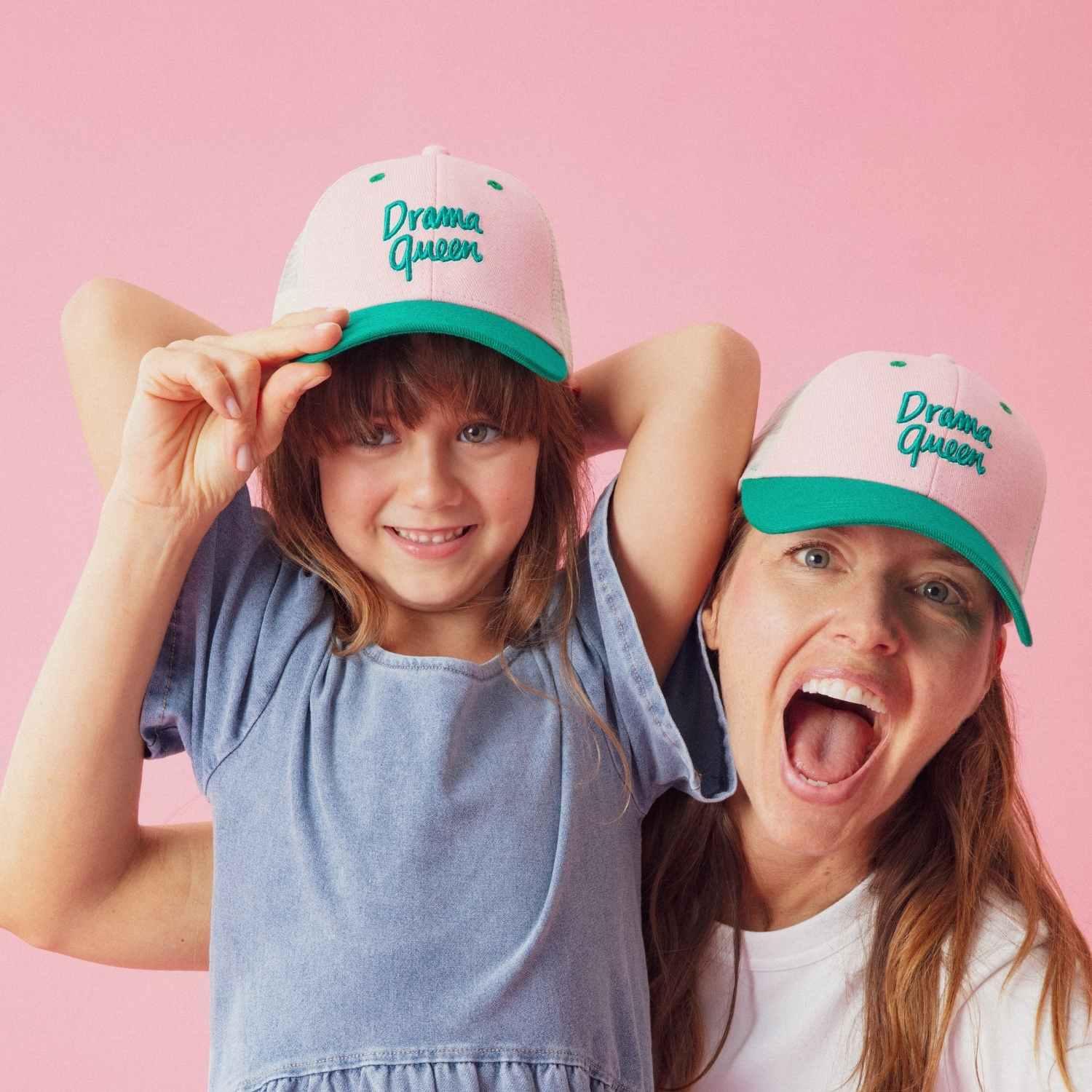 casquette-bebe-enfant-parent-chamaye-assorti-papa-maman-enfant-casquette-papa-fils-cadeau-fete-des-peres-casquette-mere-fille-cadeau-naissance-maman-bebe-cadeau-original-famille-casquette-personnalisable-broderie-drama-queen-trucker