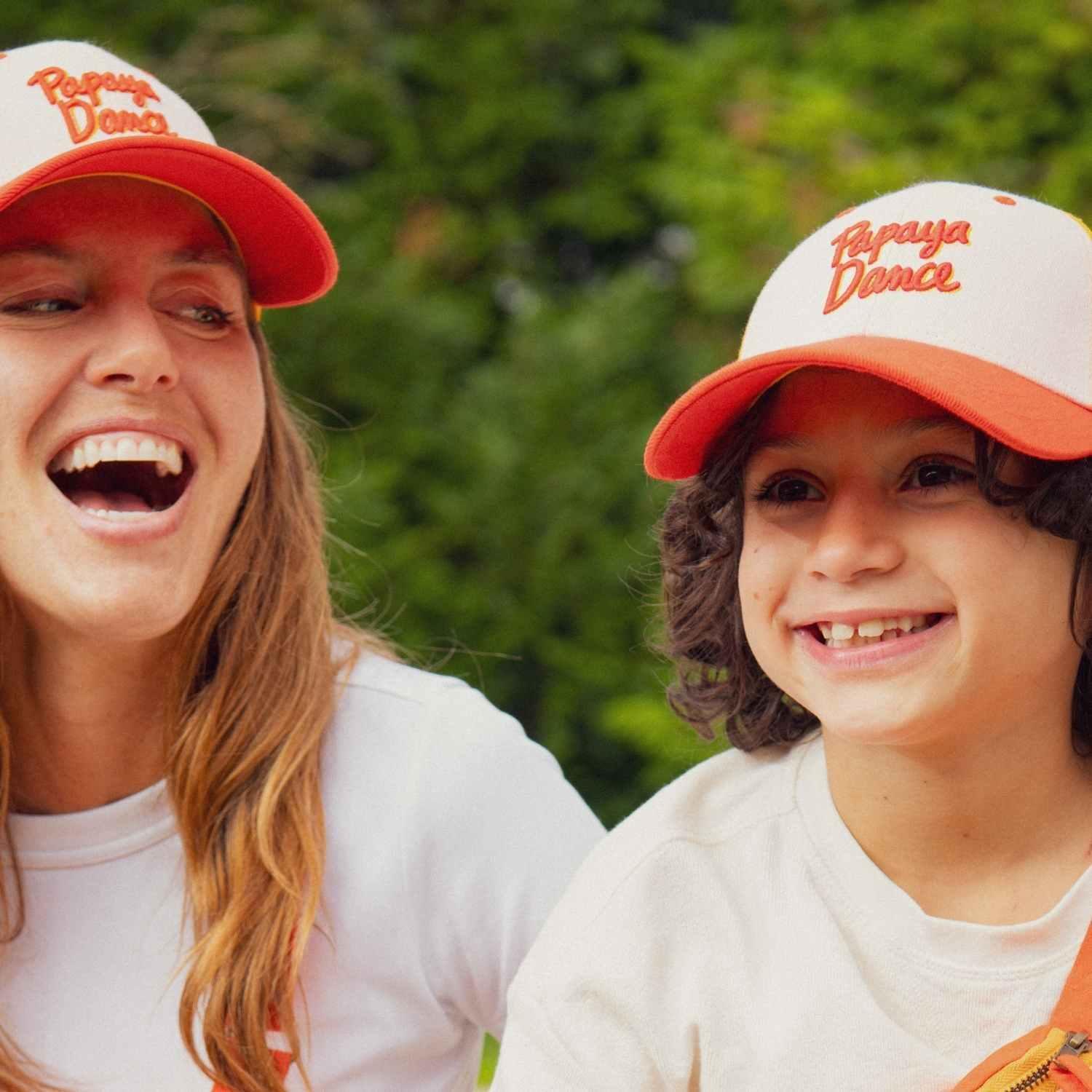 casquette-bebe-enfant-parent-chamaye-assorti-papa-maman-enfant-casquette-papa-fils-cadeau-fete-des-peres-casquette-mere-fille-cadeau-naissance-maman-bebe-cadeau-original-famille-casquette-personnalisable-broderie-trucker-papaya-dance