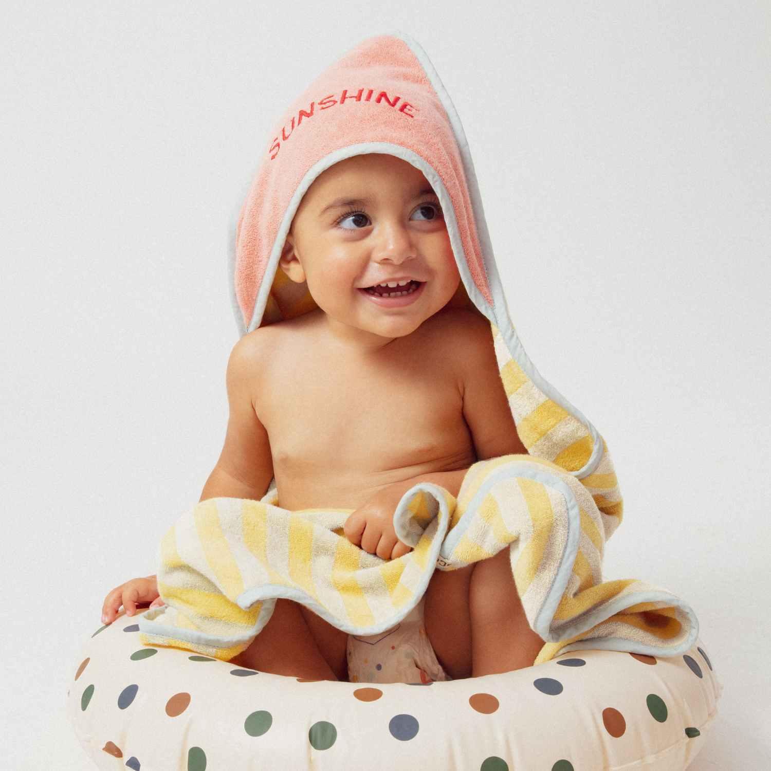 serviette-bebe-enfant-éponge-chamaye-assorti-papa-maman-enfant-casquette-papa-fils-cadeau-fete-des-peres-casquette-mere-fille-cadeau-naissance-maman-bebe-cadeau-original-famille-casquette-personnalisable-broderie-sunshine