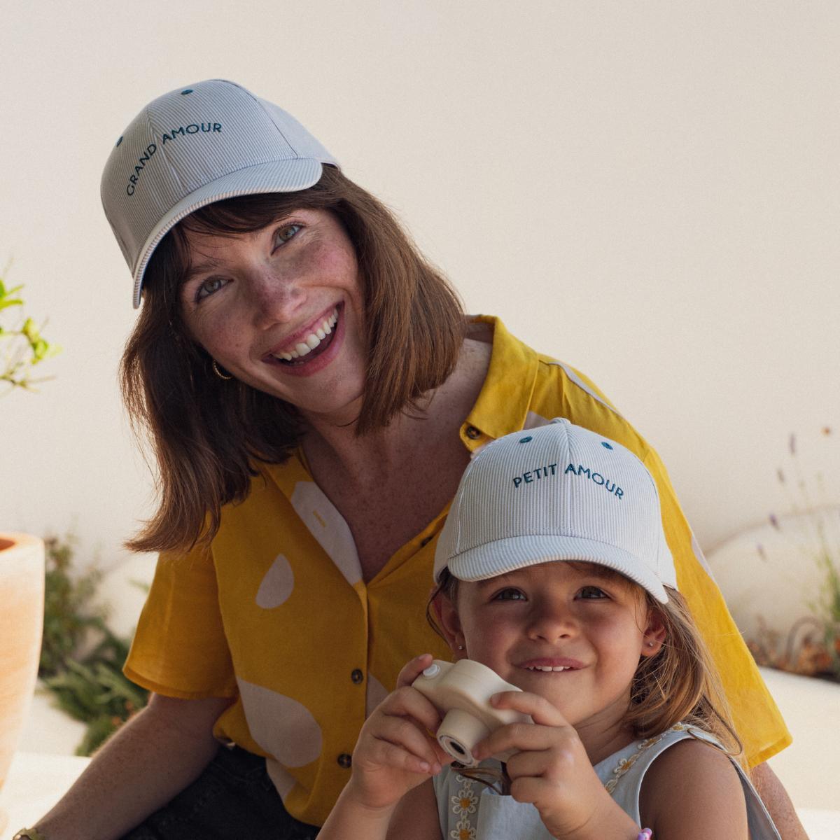 casquette-bebe-enfant-chamaye-assorti-parent-enfant-casquette-papa-fils-cadeau-fete-des-peres-casquette-mere-fille-cadeau-naissance-maman-bebe-matchy-matchy-cadeau-original-famille-broderie-petit-amour-caquette-personnalisable-broderie-rigolote-pour-bebe-enfant-cadeau-de-naissance-personnalisable