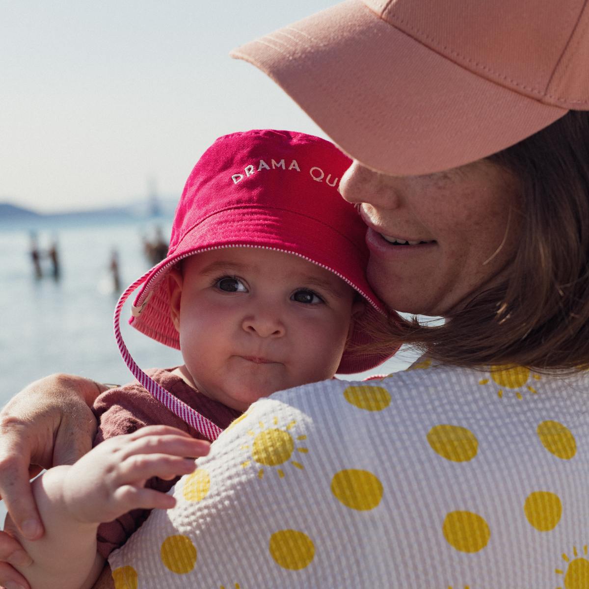 bob-parent-enfant-coton-drama-queen-bob-papa-maman-mixte-enfant-cadeau-hiver-maman-enfant-cadeau-anniversaire-petit-garcon-matchy-matchy-cadeau-famille-cadeau-pere-fils-original-cadeau-mere-fille-pratique-matchy-matchy-cadeaux-noel-famille-marque-francaise