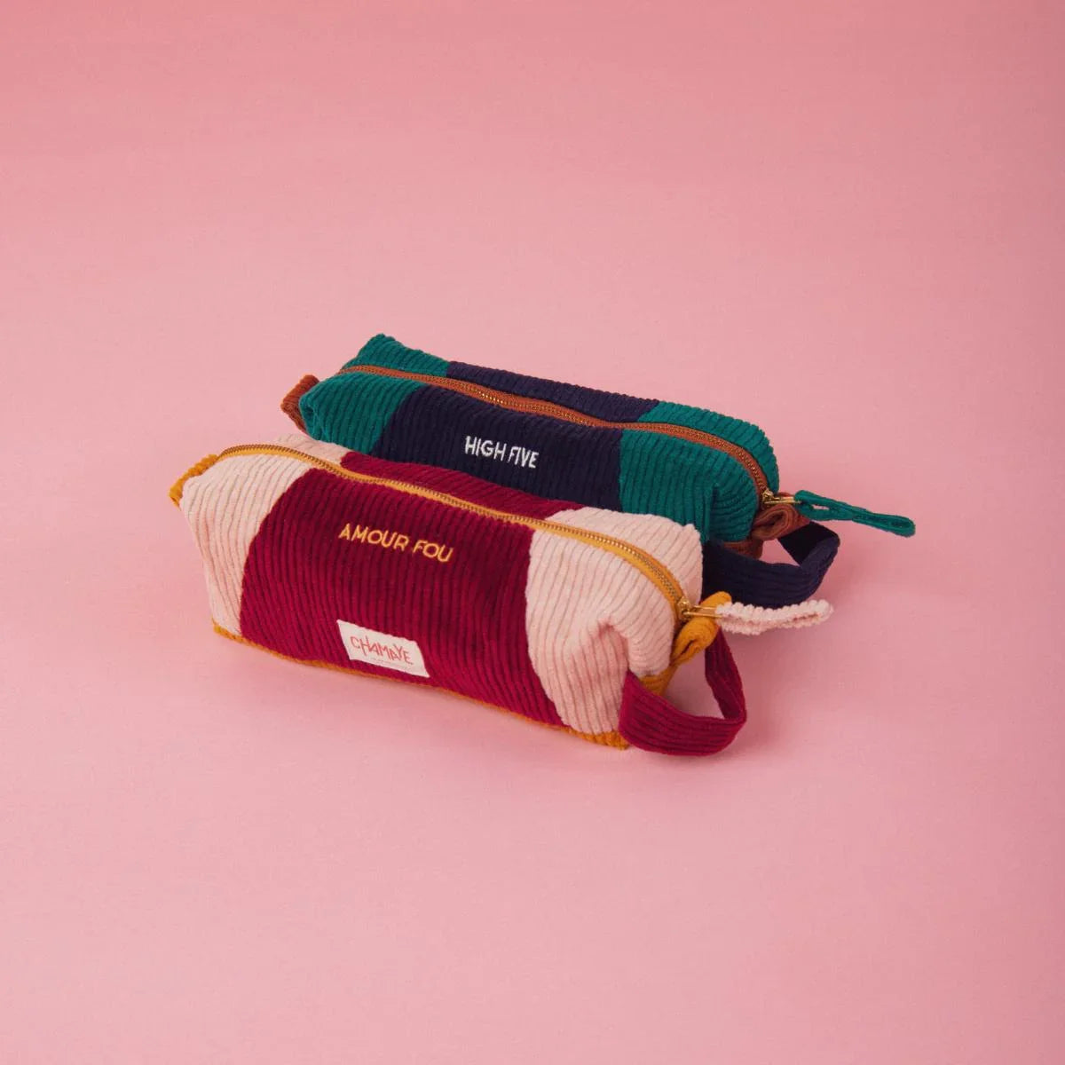 trousse-ecole-enfant-velours-cotele-trousse--mixte-enfant-cadeau-hiver-maman-enfant-cadeau-anniversaire-petit-garcon-matchy-matchy-cadeau-famille-cadeau-pere-fils-original-cadeau-mere-fille-pratique-matchy-matchy-cadeaux-noel-famille-marque-francaise-high-five-bleu