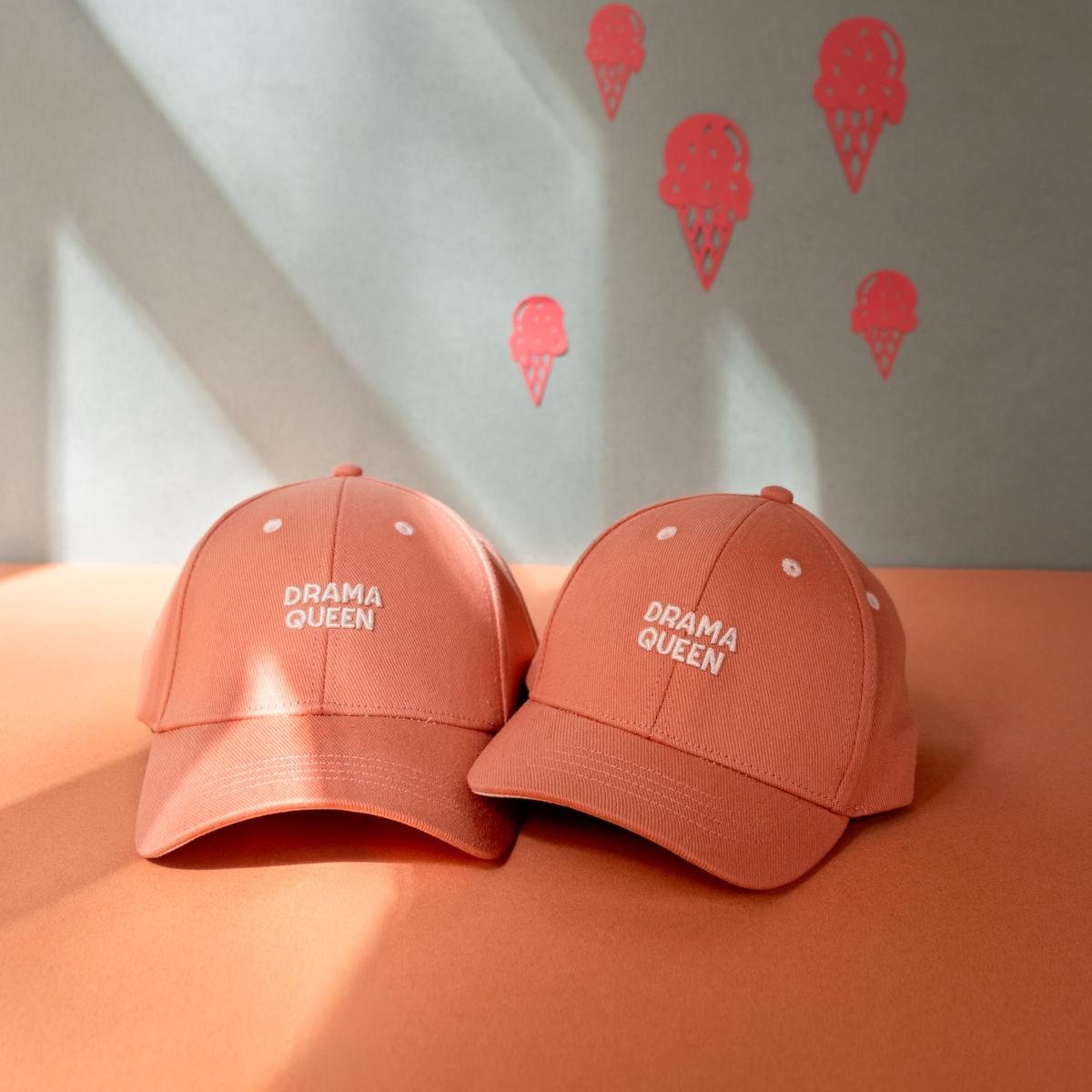casquette-drama-queen-bebe-enfant-parent-chamaye-assorti-papa-maman-enfant-cabas-papa-fils-cadeau-naissance-maman-bebe-cadeau-original-famille-personnalisable-broderie
