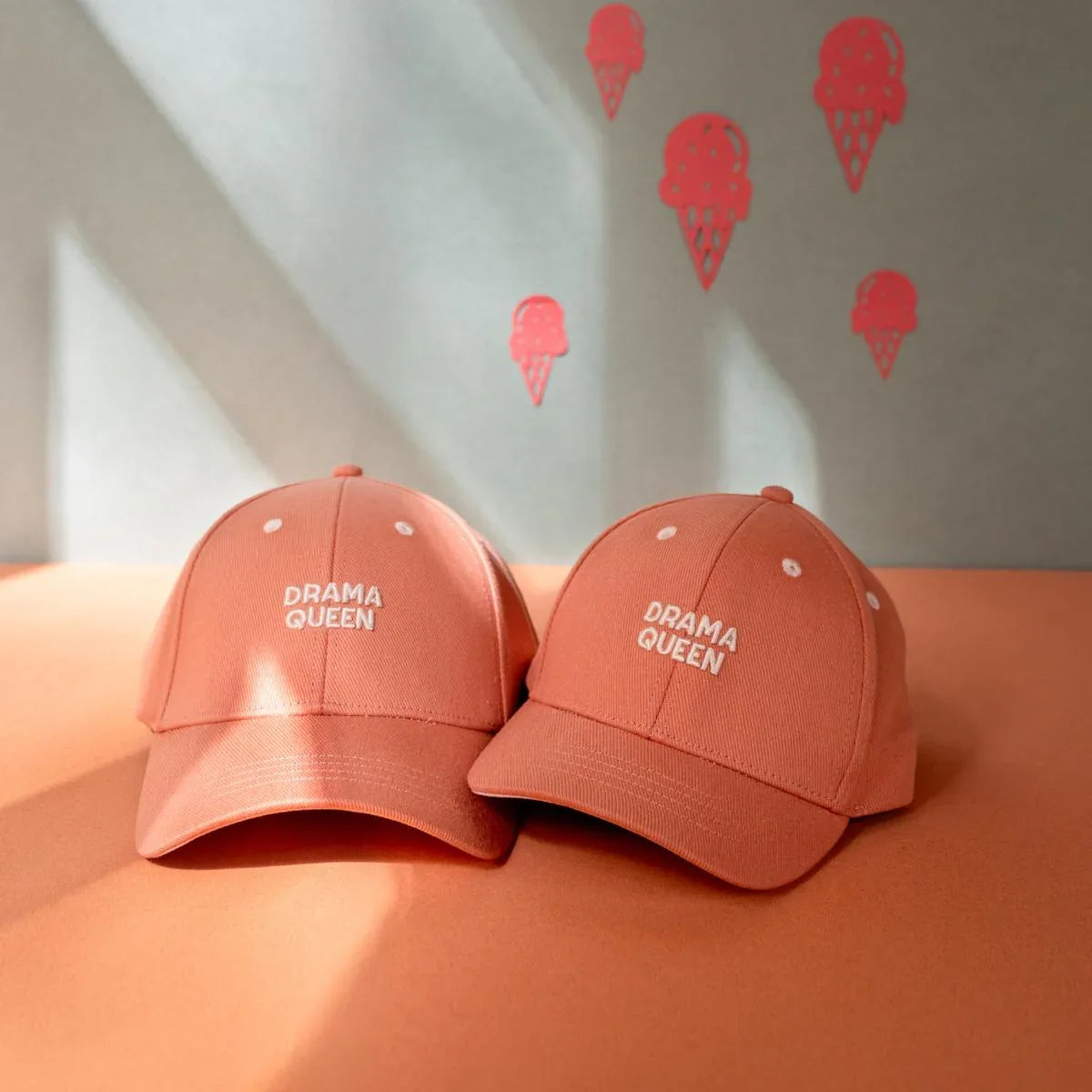 casquette-drama-queen-bebe-enfant-parent-chamaye-assorti-papa-maman-enfant-cabas-papa-fils-cadeau-naissance-maman-bebe-cadeau-original-famille-personnalisable-broderie