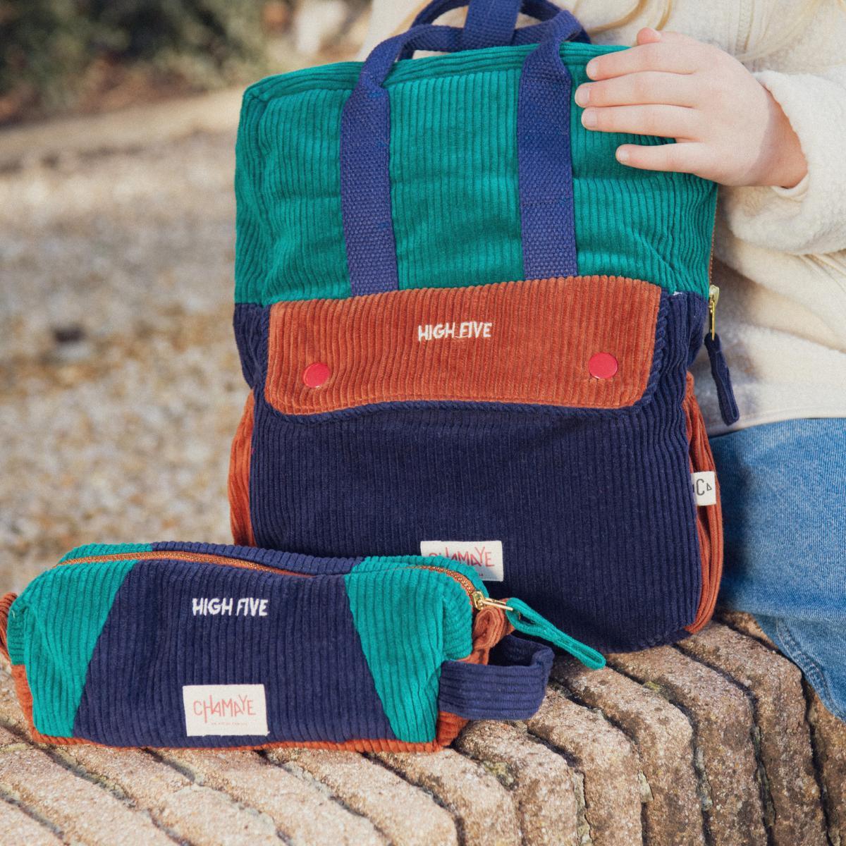 trousse-ecole-enfant-velours-cotele-trousse--mixte-enfant-cadeau-hiver-maman-enfant-cadeau-anniversaire-petit-garcon-matchy-matchy-cadeau-famille-cadeau-pere-fils-original-cadeau-mere-fille-pratique-matchy-matchy-cadeaux-noel-famille-marque-francaise-high-five-bleu