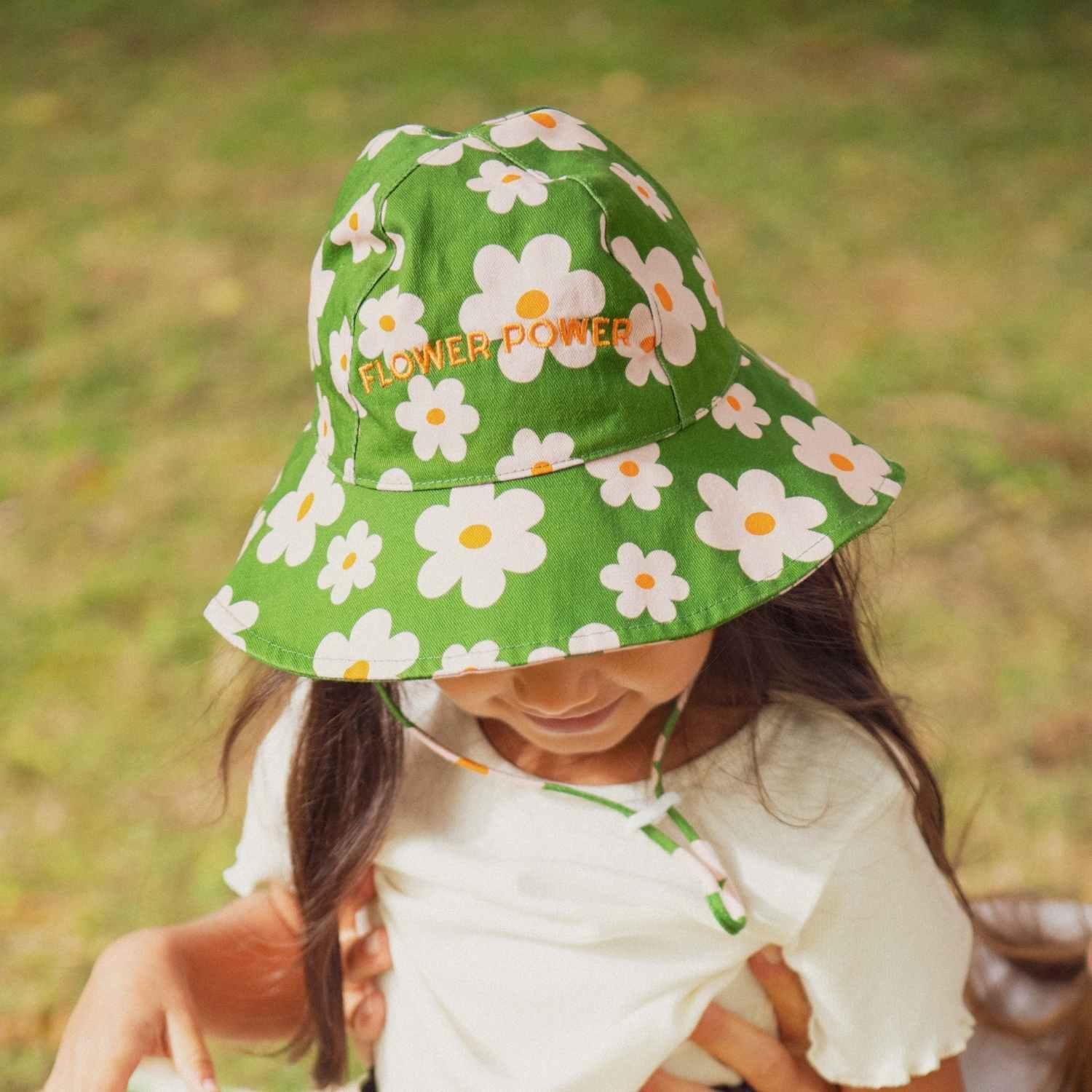 chapeau-bebe-enfant-soleil-chamaye-assorti-papa-maman-enfant-casquette-papa-fils-cadeau-fete-des-peres-casquette-mere-fille-cadeau-naissance-maman-bebe-cadeau-original-famille-casquette-personnalisable-broderie-flower-power
