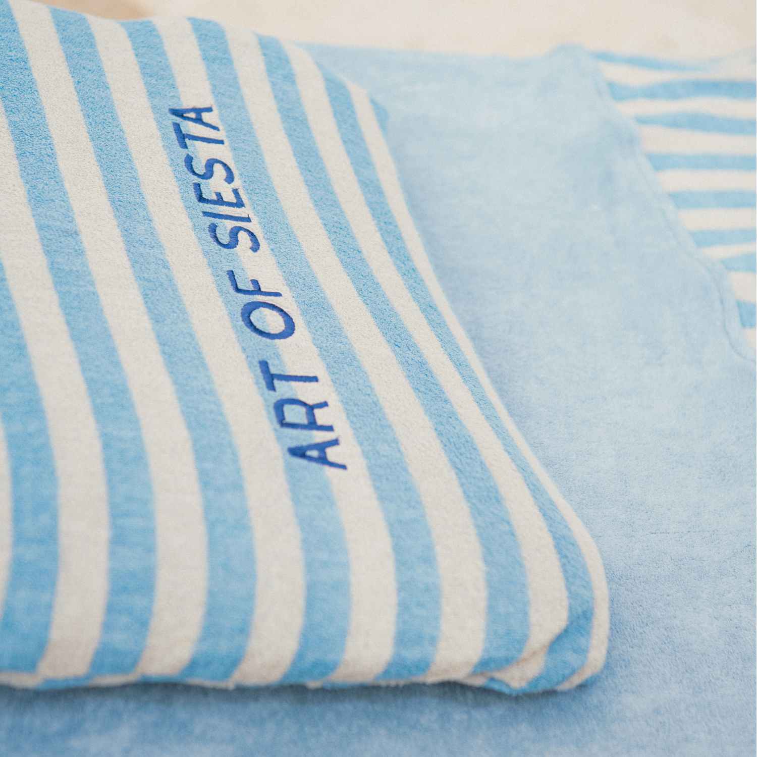 serviette-famille-plage-enfant-éponge-chamaye-assorti-papa-maman-enfant-casquette-papa-fils-cadeau-fete-des-peres-casquette-mere-fille-cadeau-naissance-maman-bebe-cadeau-original-famille-casquette-personnalisable-broderie-art-of-siesta