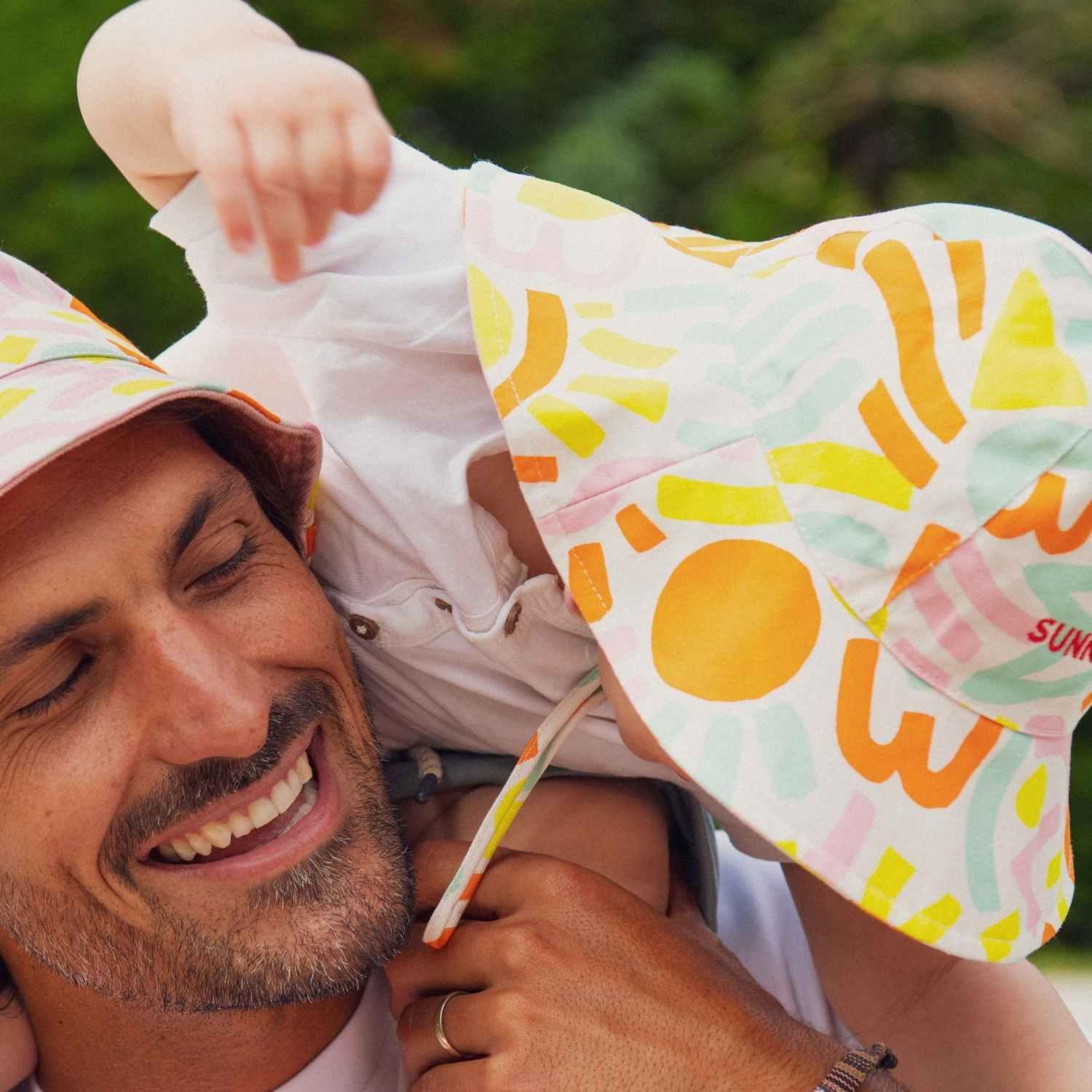 chapeau-bebe-enfant-soleil-chamaye-assorti-papa-maman-enfant-casquette-papa-fils-cadeau-fete-des-peres-casquette-mere-fille-cadeau-naissance-maman-bebe-cadeau-original-famille-casquette-personnalisable-broderie-sunny