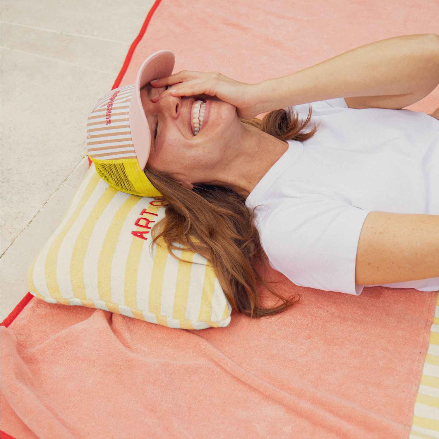 serviette-famille-plage-enfant-éponge-chamaye-assorti-papa-maman-enfant-casquette-papa-fils-cadeau-fete-des-peres-casquette-mere-fille-cadeau-naissance-maman-bebe-cadeau-original-famille-casquette-personnalisable-broderie-art-of-siesta