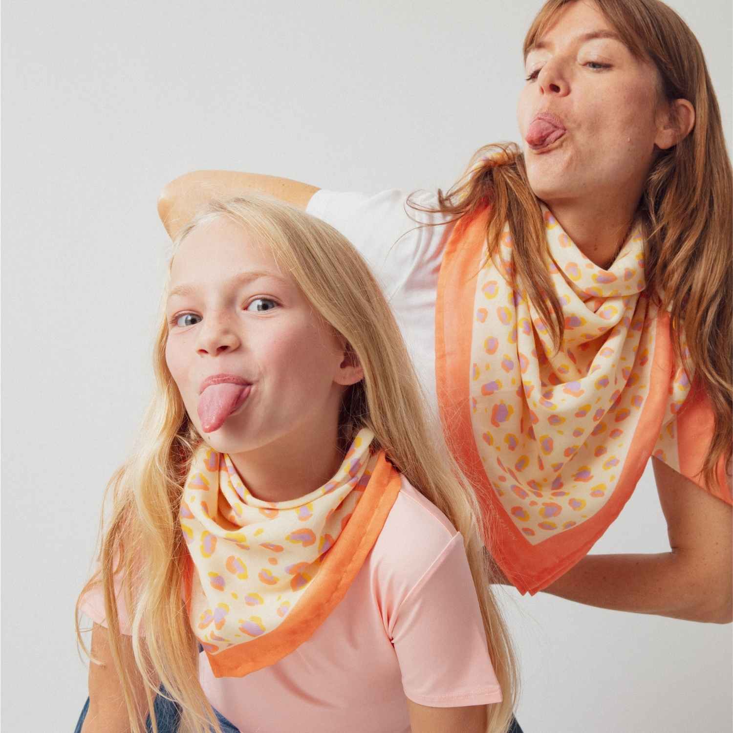 foulard-parent-enfant-coton-foulard-maman-enfant-cadeau-maman-fête-des-mères-cadeau-anniversaire-petite-fille-matchy-matchy-cadeau-famille-cadeau-mère-fille-original-cadeau-pratique-matchy-matchy-cadeaux-noel-famille-marque-francaise-motif
