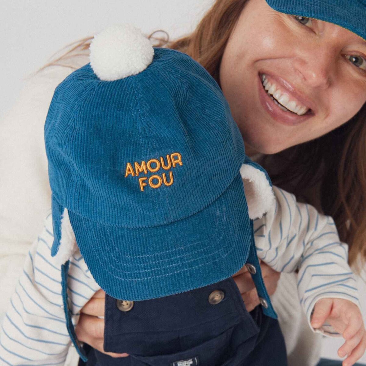 chapka-bebe-enfant-chamaye-assorti-papa-maman-enfant-casquette-papa-fils-cadeau-fete-des-peres-casquette-mere-fille-cadeau-naissance-maman-bebe-cadeau-original-famille-casquette-personnalisable-broderie-amour-fou-bleu