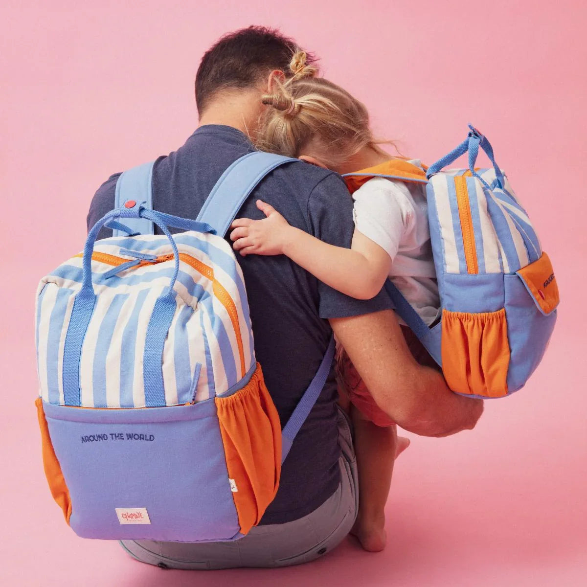sac-à-dos-enfant-adulte-papa-maman-chamaye-assorti-parent-enfant-sac-papa-fils-cadeau-fete-des-peres-sac-mere-fille-cadeau-naissance-maman-matchy-matchy-cadeau-original-famille-broderie-motif-rentreescolaire-around-the-world