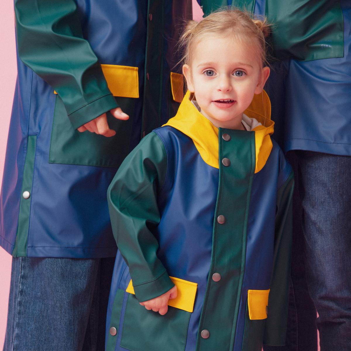 impermeable-mixte-pluie-papa-maman-chamaye-assorti-parent-enfant-kway-papa-fils-cadeau-fete-des-peres-imperméable-mere-fille-cadeau-maman-bebe-matchy-matchy-cadeau-original-famille-broderie-high-five
