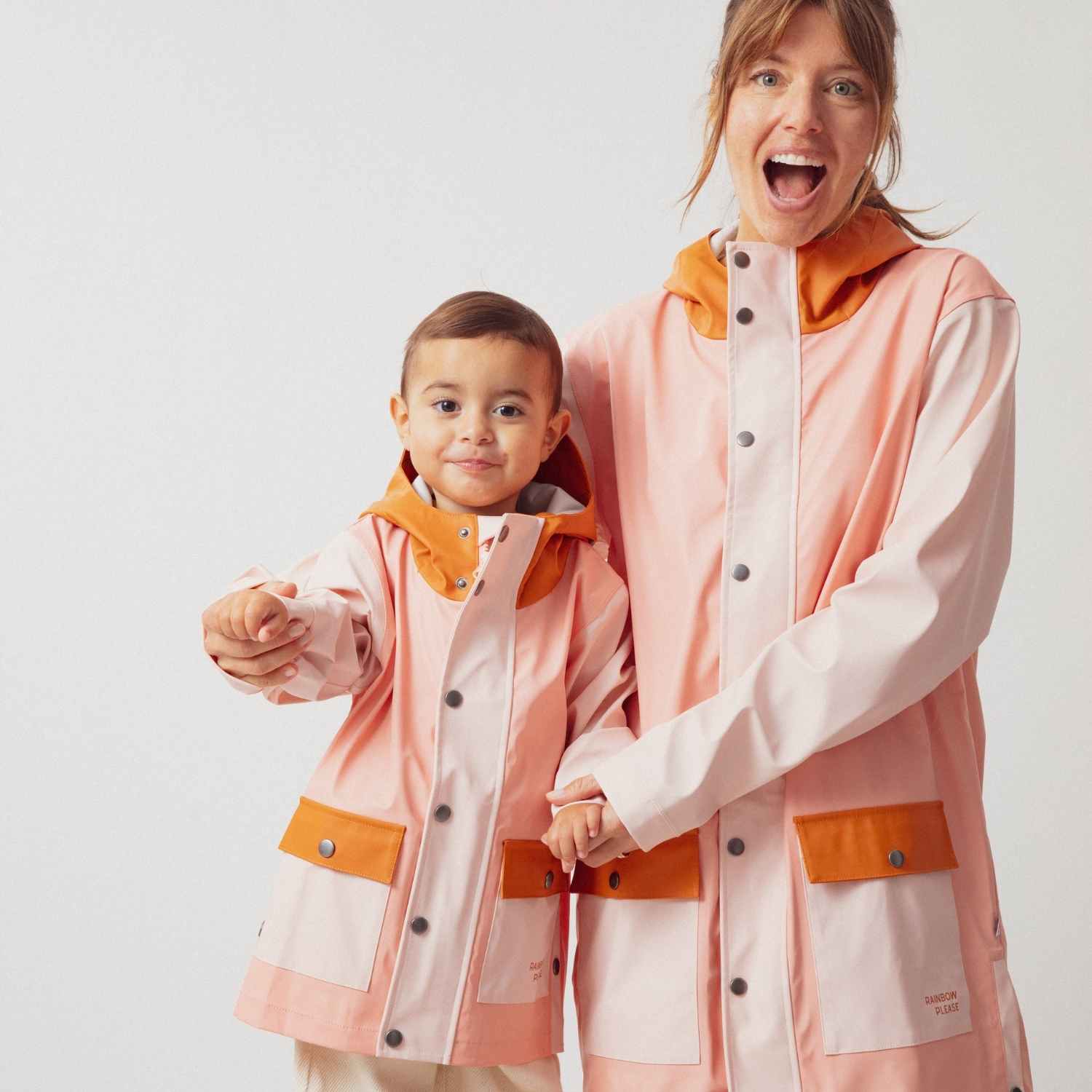 impermeable-rose-pluie-maman-chamaye-assorti-parent-enfant-kway-imperméable-mere-fille-cadeau-fête-des-mères-maman-bebe-matchy-matchy-cadeau-original-famille-broderie-rainbowplease