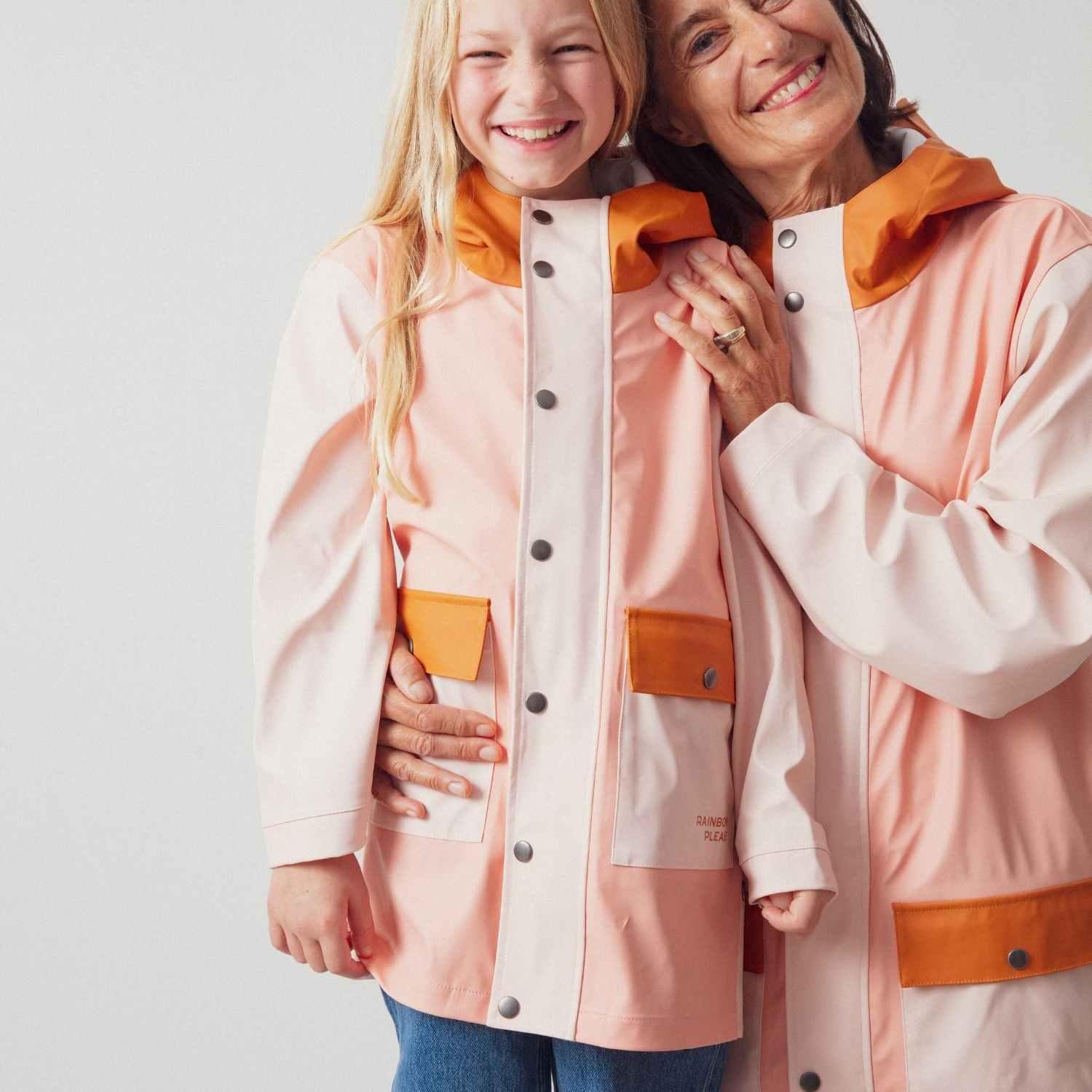 impermeable-rose-pluie-maman-chamaye-assorti-parent-enfant-kway-imperméable-mere-fille-cadeau-fête-des-mères-maman-bebe-matchy-matchy-cadeau-original-famille-broderie-rainbowplease