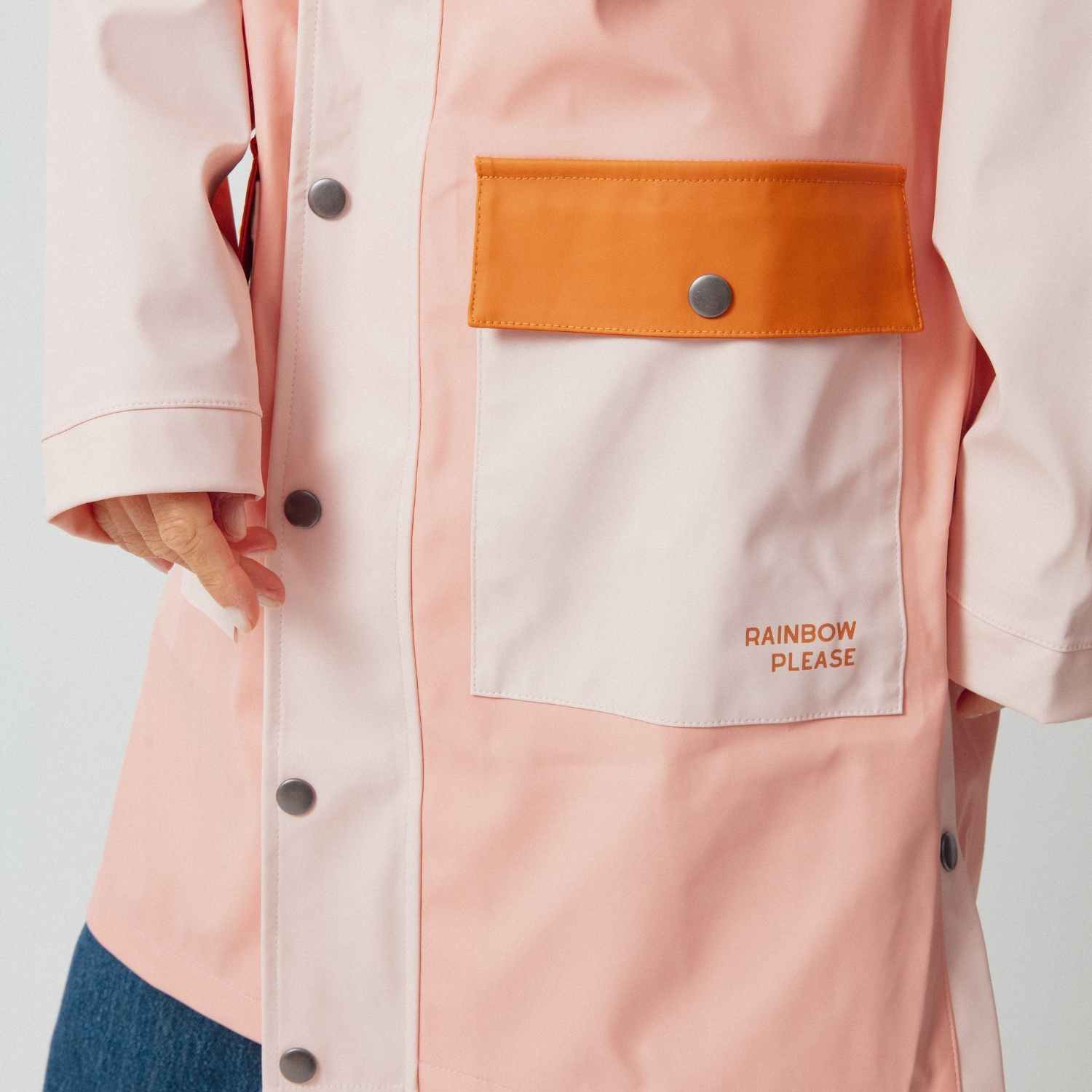 impermeable-rose-pluie-maman-chamaye-assorti-parent-enfant-kway-imperméable-mere-fille-cadeau-fête-des-mères-maman-bebe-matchy-matchy-cadeau-original-famille-broderie-rainbowplease