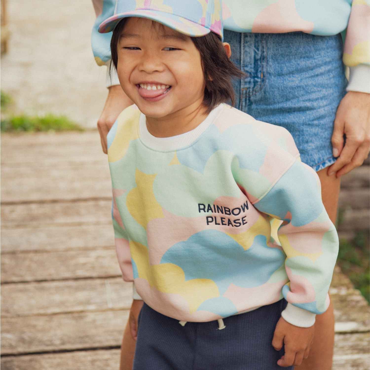 sweat-enfant-adulte-papa-maman-chamaye-assorti-parent-enfant-sac-papa-fils-cadeau-fete-des-meres-pull-mere-fille-cadeau-naissance-maman-matchy-matchy-cadeau-original-famille-broderie-motif-rainbow-please