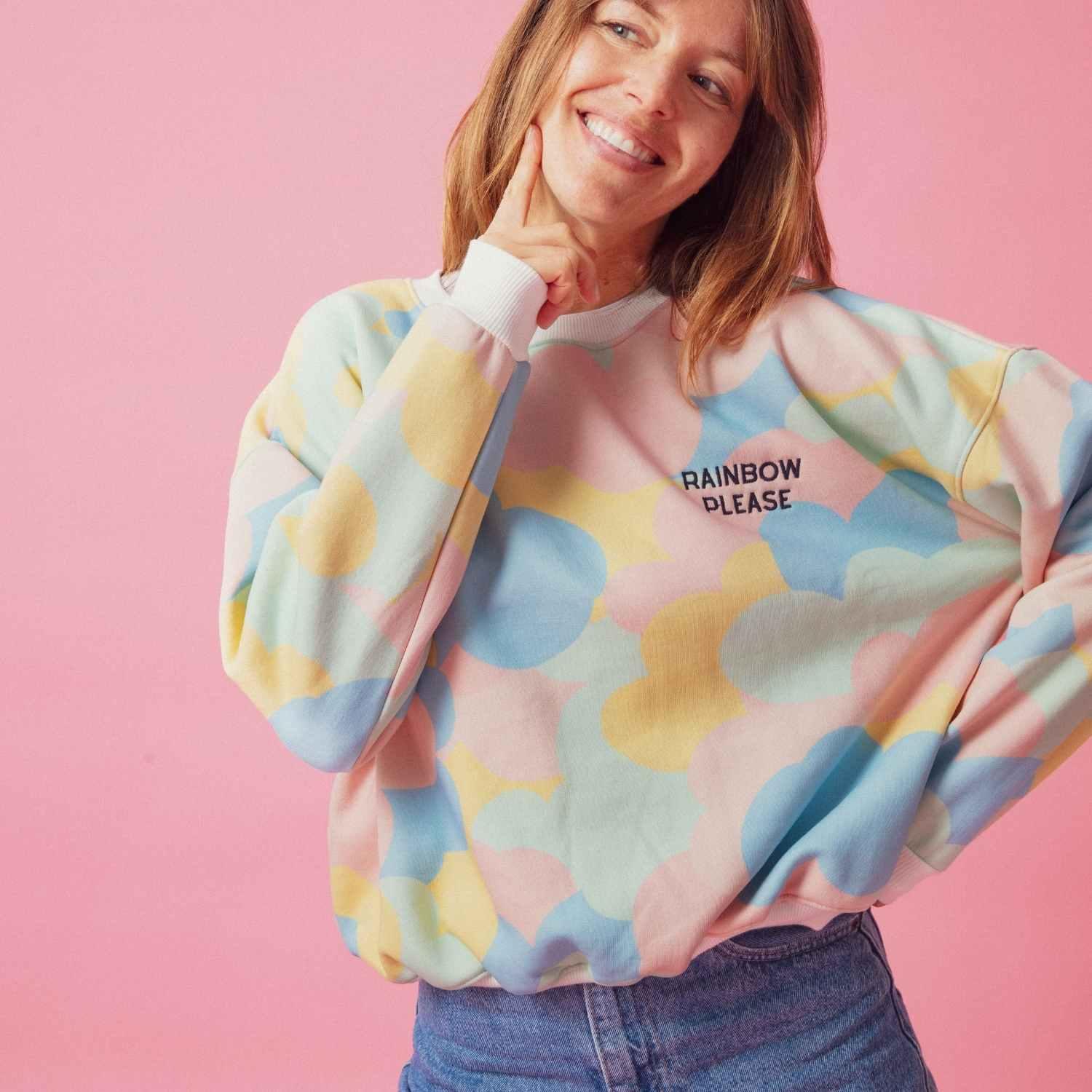 sweat-enfant-adulte-papa-maman-chamaye-assorti-parent-enfant-sac-papa-fils-cadeau-fete-des-meres-pull-mere-fille-cadeau-naissance-maman-matchy-matchy-cadeau-original-famille-broderie-motif-rainbow-please