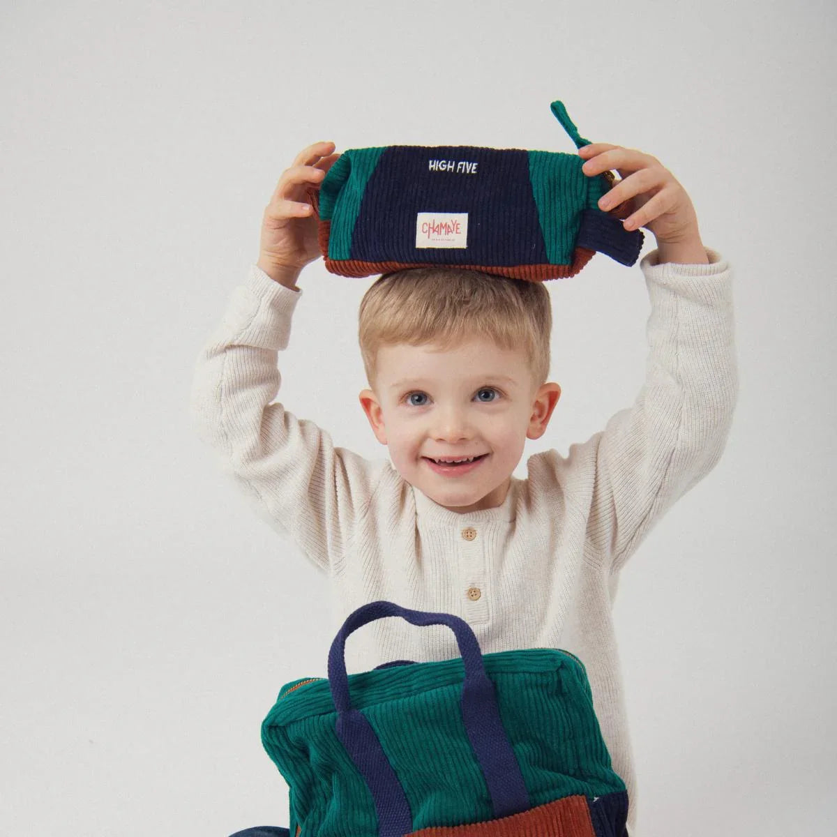 trousse-ecole-enfant-velours-cotele-trousse--mixte-enfant-cadeau-hiver-maman-enfant-cadeau-anniversaire-petit-garcon-matchy-matchy-cadeau-famille-cadeau-pere-fils-original-cadeau-mere-fille-pratique-matchy-matchy-cadeaux-noel-famille-marque-francaise-high-five-bleu