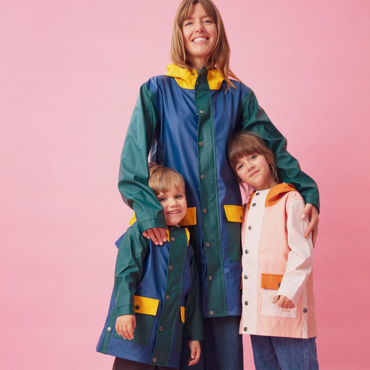 impermeable-rose-pluie-maman-chamaye-assorti-parent-enfant-kway-imperméable-mere-fille-cadeau-fête-des-mères-maman-bebe-matchy-matchy-cadeau-original-famille-broderie-rainbowplease