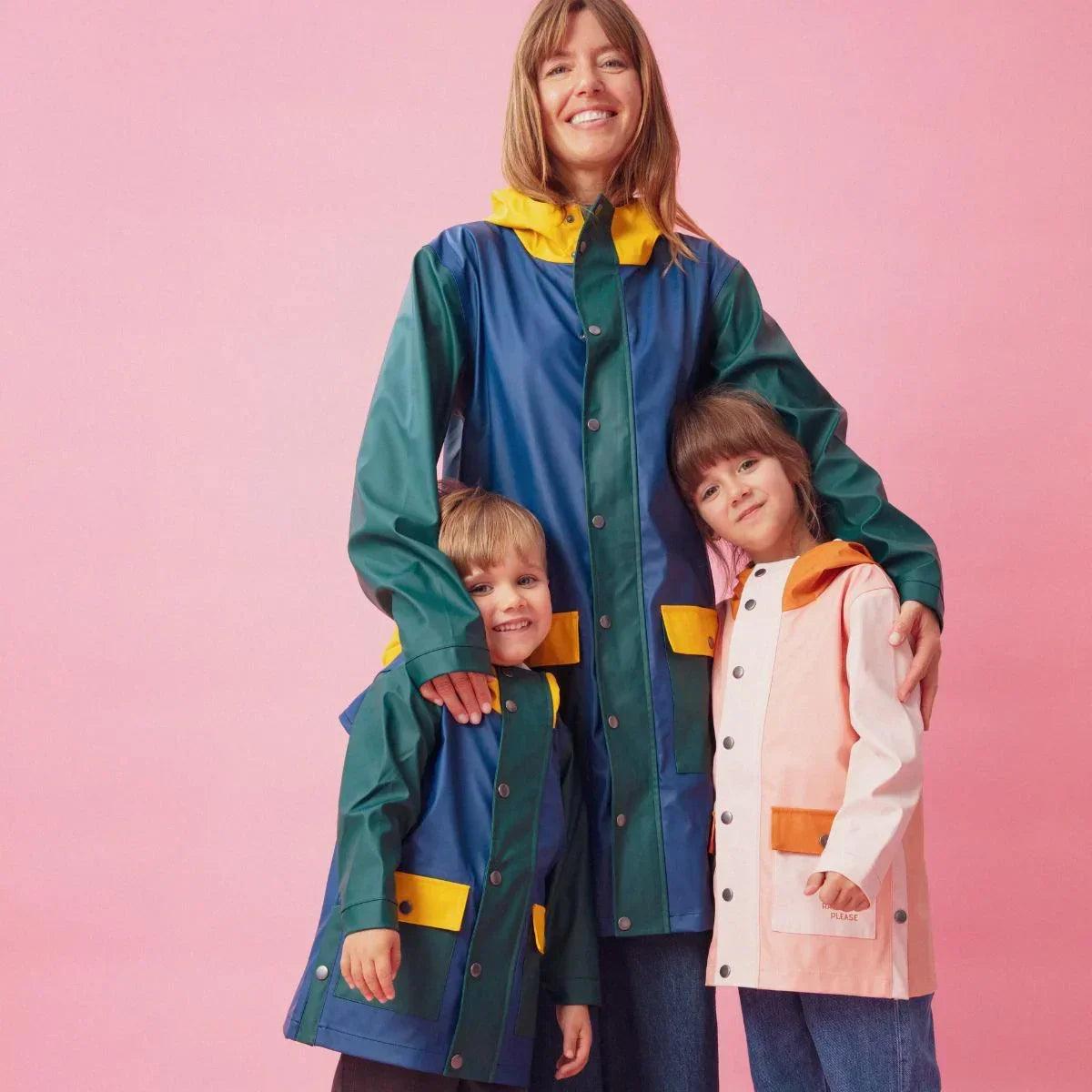 impermeable-rose-pluie-maman-chamaye-assorti-parent-enfant-kway-imperméable-mere-fille-cadeau-fête-des-mères-maman-bebe-matchy-matchy-cadeau-original-famille-broderie-rainbowplease