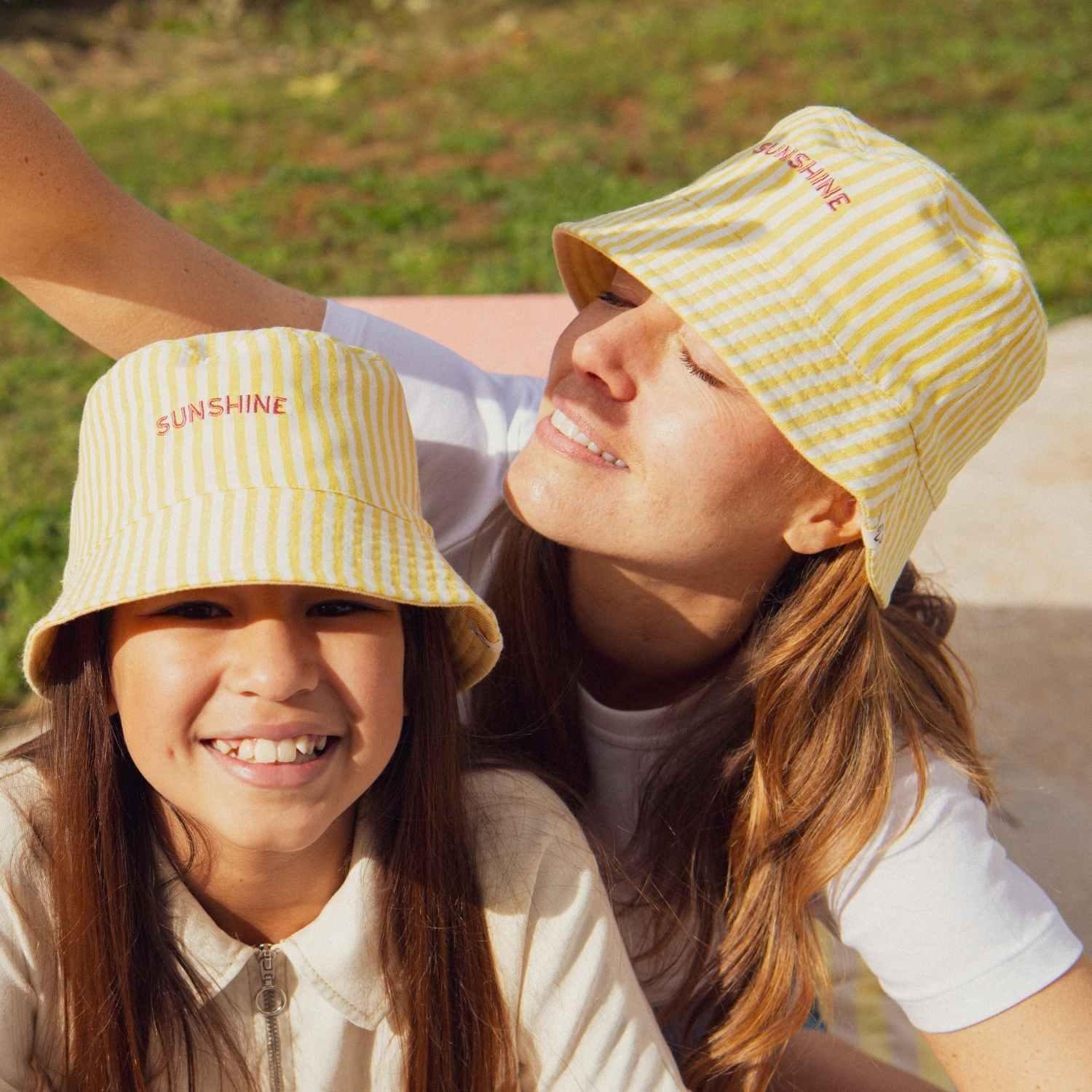 bob-bebe-enfant-parent-chamaye-assorti-papa-maman-enfant-bob-papa-fils-cadeau-fete-des-peres-casquette-mere-fille-cadeau-naissance-maman-bebe-cadeau-original-famille-bob-personnalisable-broderie-sunshine-rayures