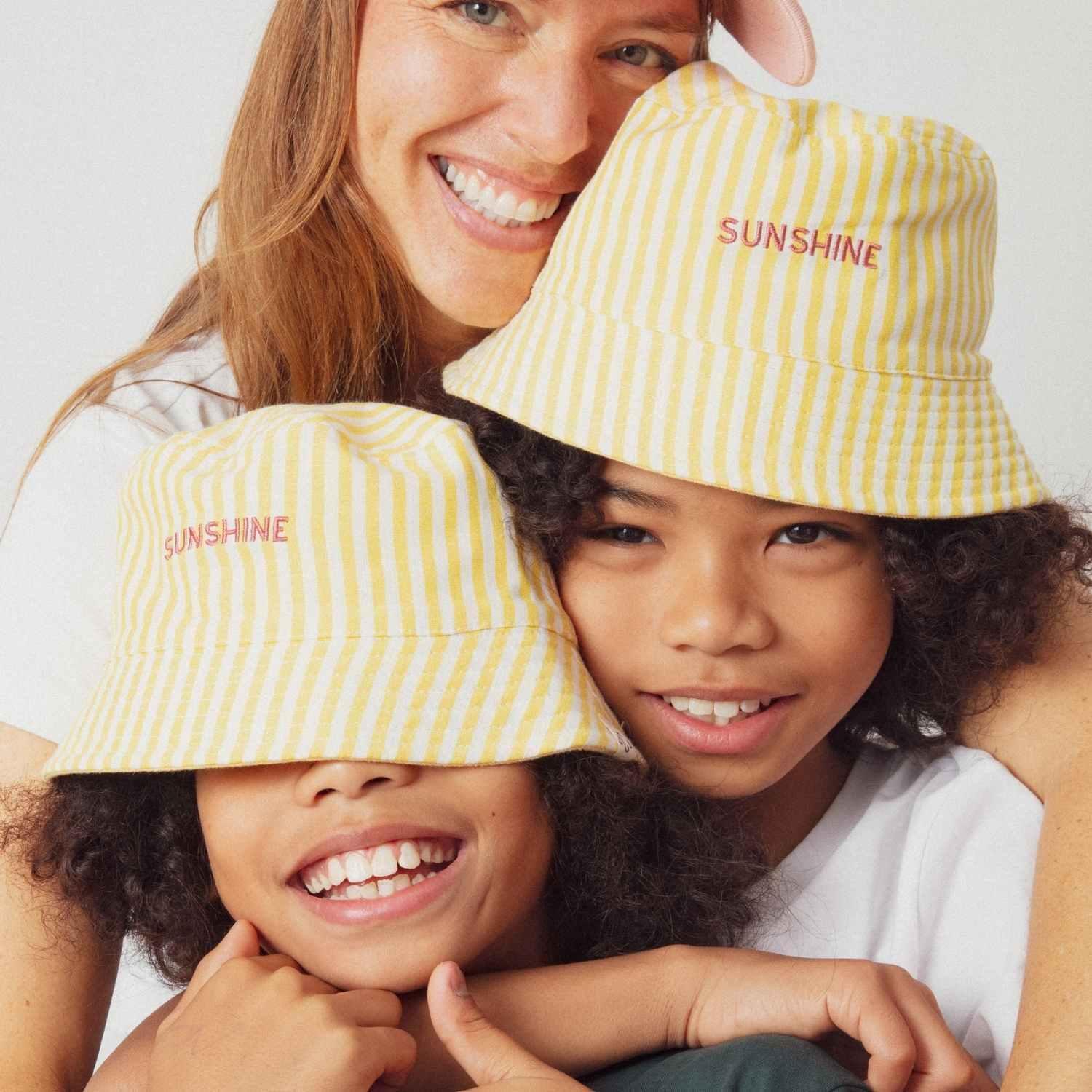 bob-bebe-enfant-parent-chamaye-assorti-papa-maman-enfant-bob-papa-fils-cadeau-fete-des-peres-casquette-mere-fille-cadeau-naissance-maman-bebe-cadeau-original-famille-bob-personnalisable-broderie-sunshine-rayures