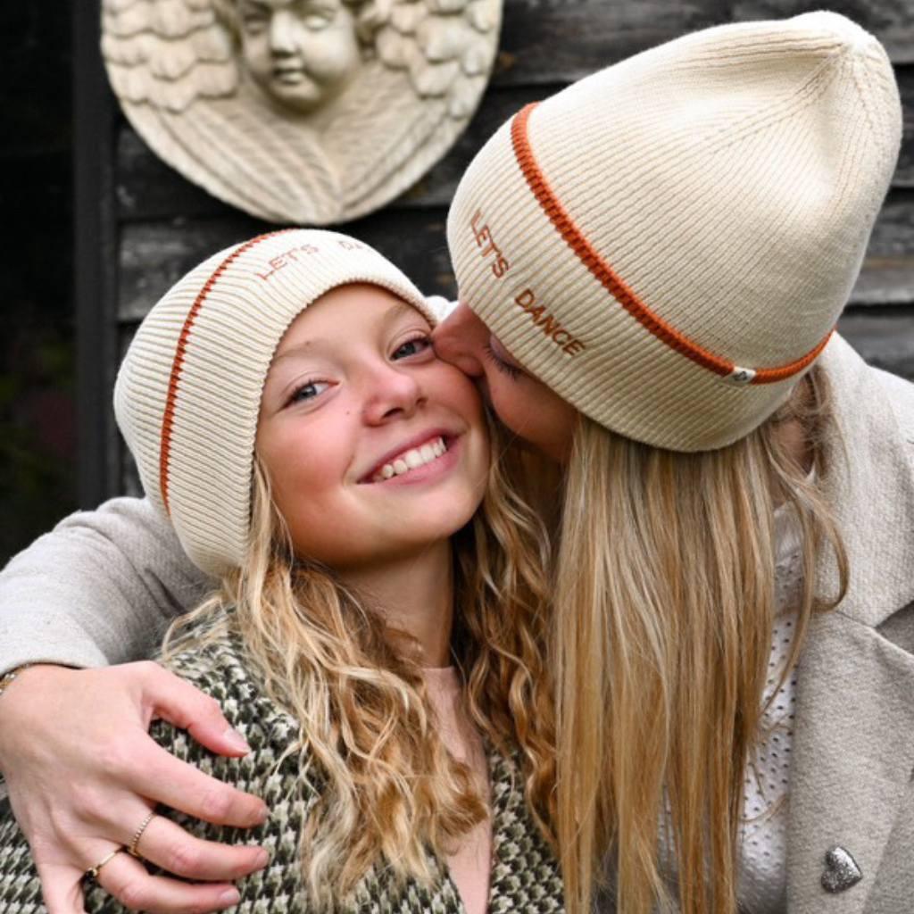 bonnet-bebe-enfant-papa-maman-chamaye-assorti-parent-enfant-bonnet-papa-fils-cadeau-fete-des-peres-bonnet-mere-fille-cadeau-naissance-maman-bebe-matchy-matchy-cadeau-original-famille-broderie-lets-dance-cadeau-bebe-maman-cadeai-naissance-jeune-maman-pas-cher-protection-hiver-froid-bebe