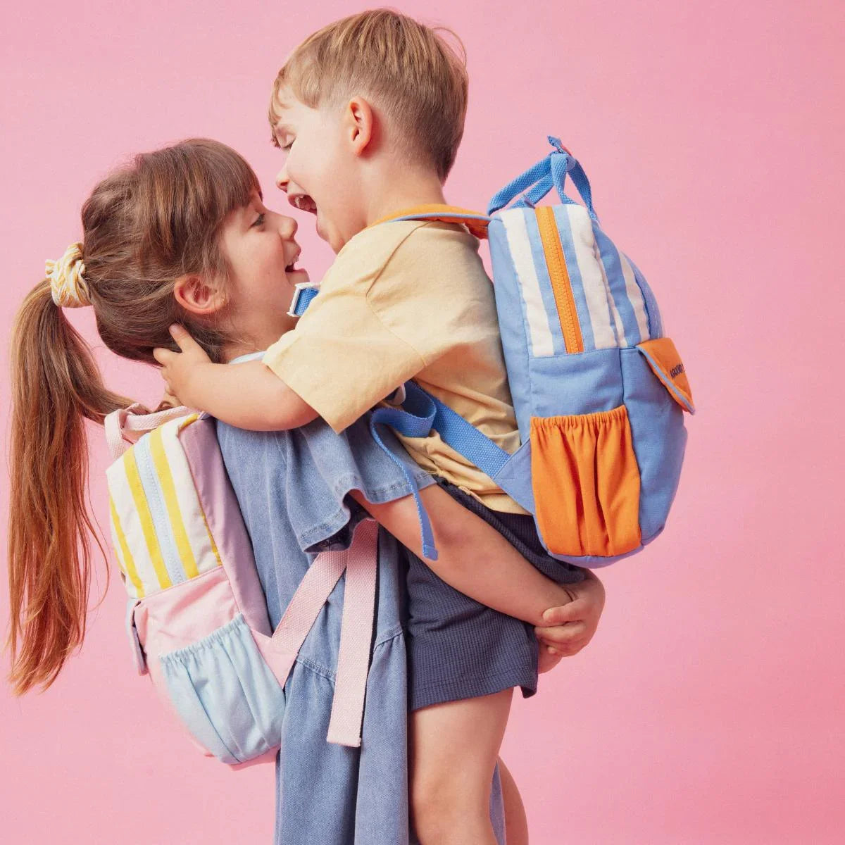sac-à-dos-enfant-adulte-papa-maman-chamaye-assorti-parent-enfant-sac-papa-fils-cadeau-fete-des-peres-sac-mere-fille-cadeau-naissance-maman-matchy-matchy-cadeau-original-famille-broderie-motif-rentreescolaire-around-the-world