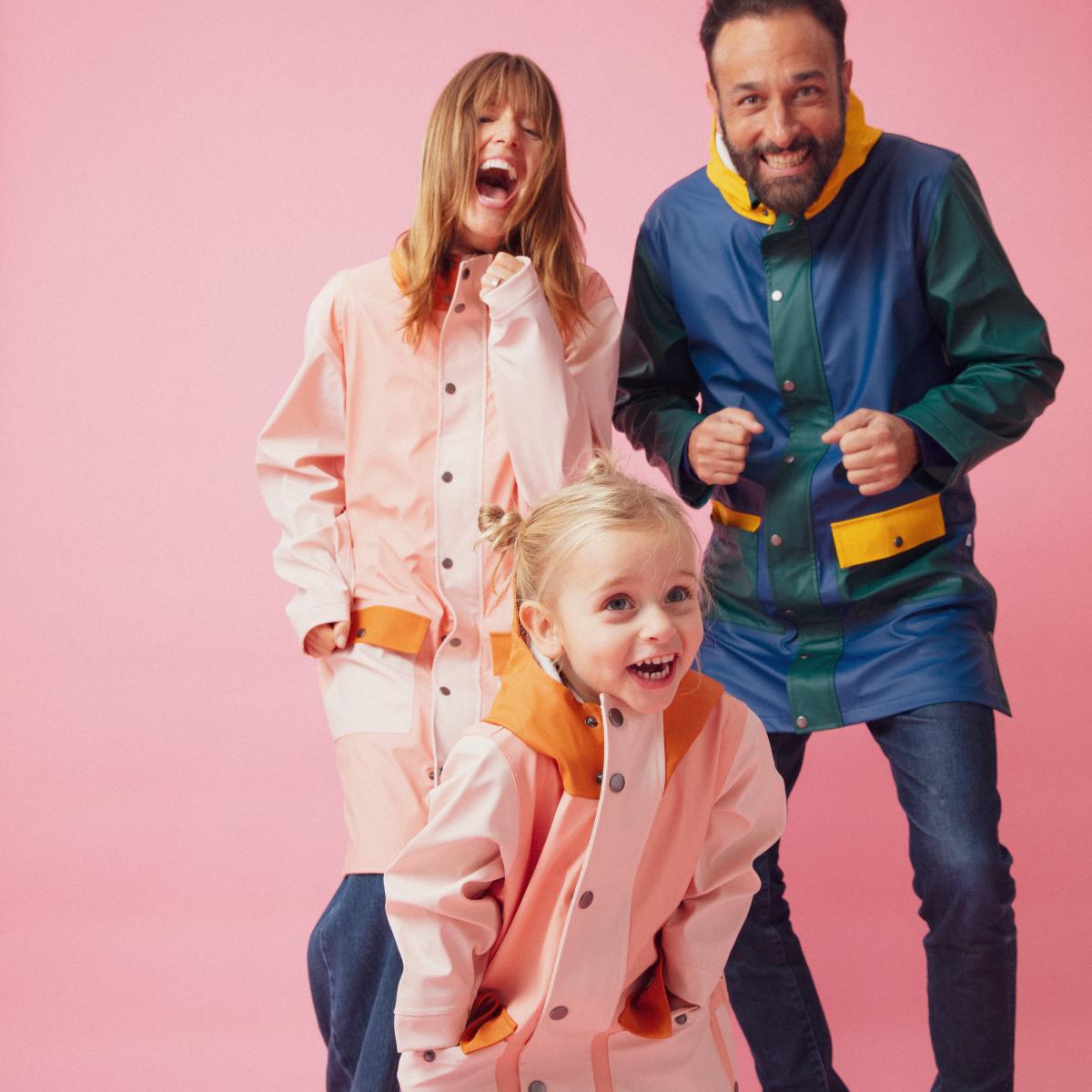impermeable-rose-pluie-maman-chamaye-assorti-parent-enfant-kway-imperméable-mere-fille-cadeau-fête-des-mères-maman-bebe-matchy-matchy-cadeau-original-famille-broderie-rainbowplease