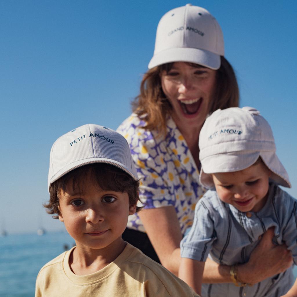 chapeau-soleil-anti-uv-bebe-proteger-nouveau-ne-soleil-casquette-bebe-enfant-parent-chamaye-assorti-papa-maman-enfant-casquette-papa-fils-cadeau-fete-des-peres-casquette-mere-fille-cadeau-naissance-maman-bebe-cadeau-original-famille-matchy-matchy-chapeau-soleil-anti-uv-bebe-casquette-garcon-personnalisable-casquette-fille-broderie-petit-amour