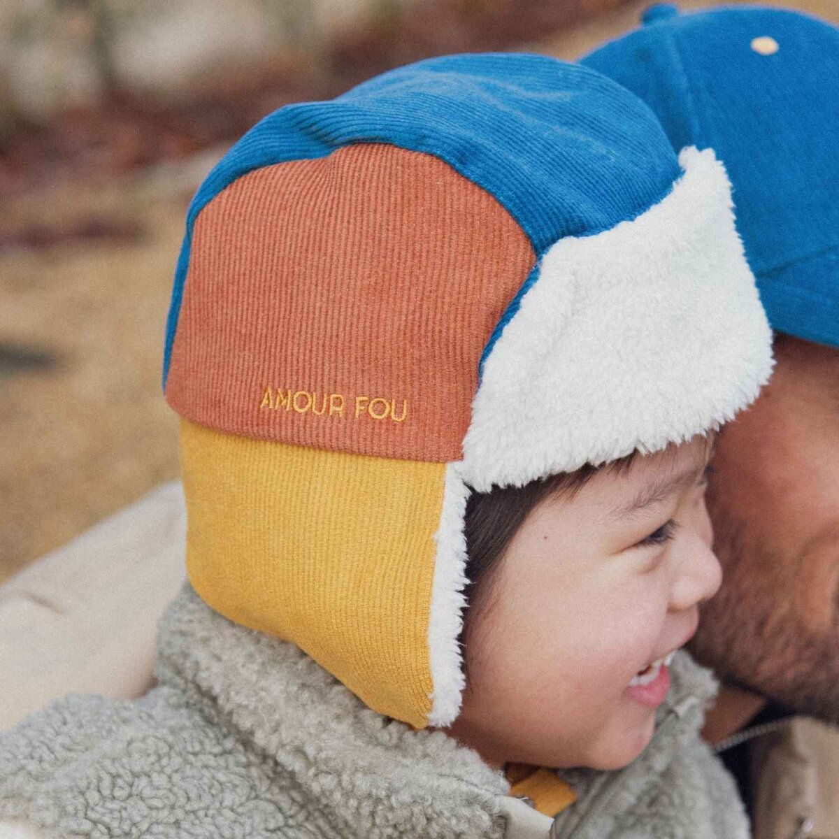 chapka-bebe-enfant-chamaye-assorti-papa-maman-enfant-casquette-papa-fils-cadeau-fete-des-peres-casquette-mere-fille-cadeau-naissance-maman-bebe-cadeau-original-famille-casquette-personnalisable-broderie-amour-fou-bleu