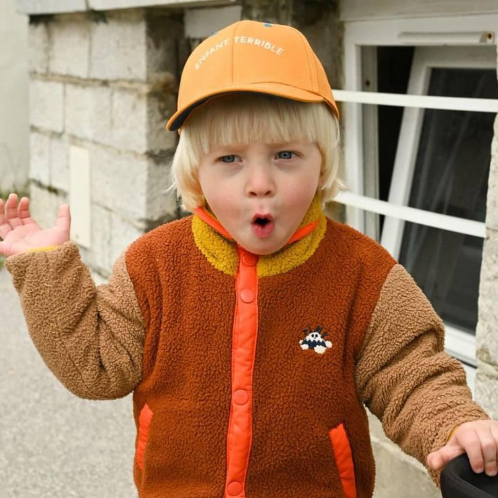 casquette-bebe-enfant-chamaye-duo-parent-enfant-broderie-enfant-terrible-taille-bebe-couleur-moutarde-protection-solaire-bebe-ete-chamaye-cadeau-de-naissance-papa-maman-bebe