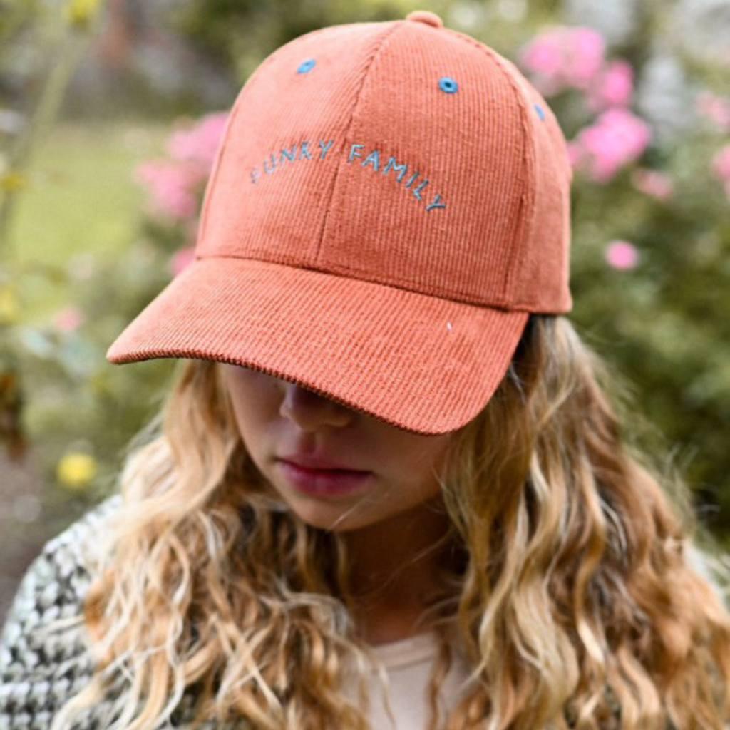 casquette-famille-chamaye-broderie-funky-family-idee-cadeau-parent-enfant-chapeau-hiver-bebe-idee-cadeau-parent-enfant-noel-chamaye