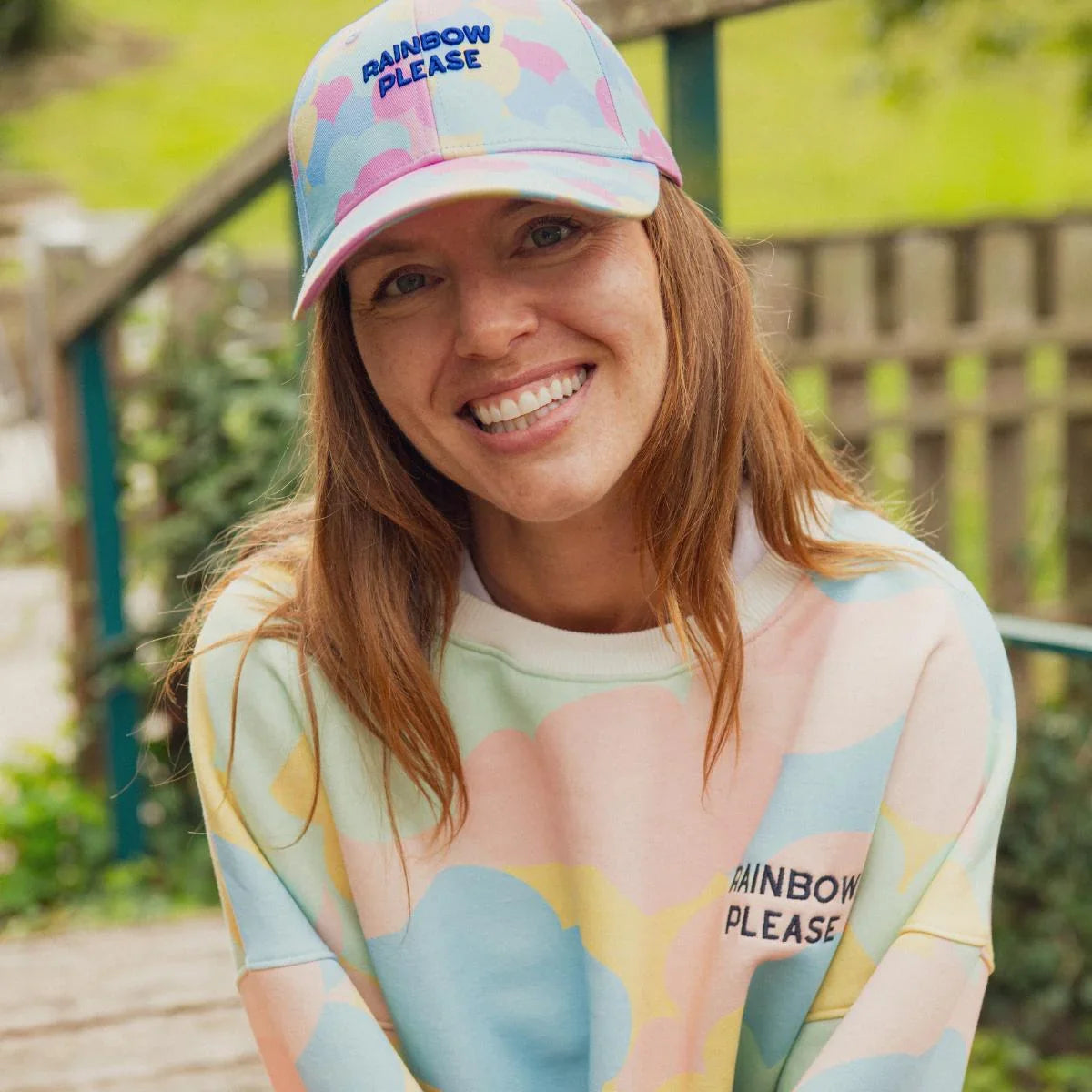 sweat-enfant-adulte-papa-maman-chamaye-assorti-parent-enfant-sac-papa-fils-cadeau-fete-des-meres-pull-mere-fille-cadeau-naissance-maman-matchy-matchy-cadeau-original-famille-broderie-motif-rainbow-please