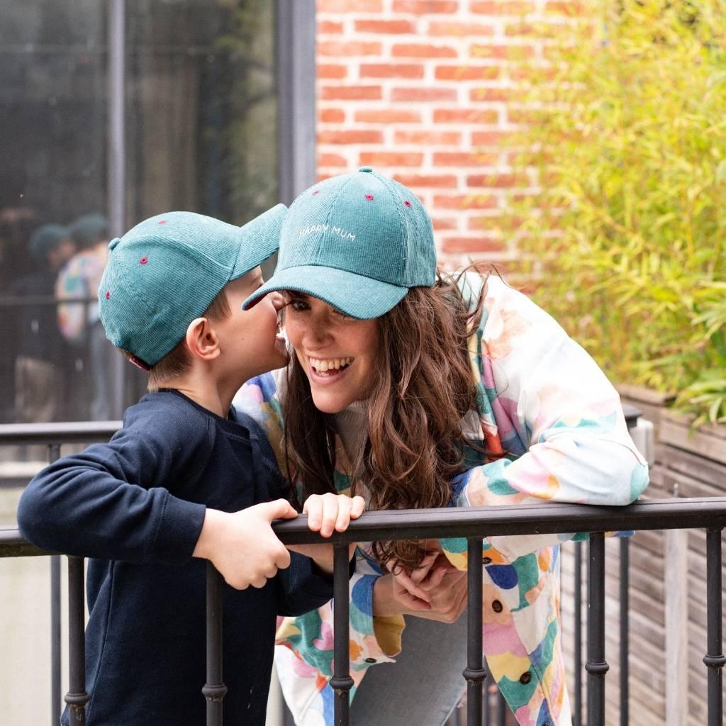 casquette-bebe-enfant-parent-chamaye-assorti-papa-maman-enfant-casquette-papa-fils-cadeau-fete-des-peres-casquette-mere-fille-cadeau-naissance-maman-bebe-cadeau-original-famille-casquette-personnalisable-broderie-cosmic-girl-cadeau-jeune-maman-maternite-cadeau-naissance-original-jeune-parent-casquette-fille-rose-velours-cotelemarque-francaise-production-ecoresponsable