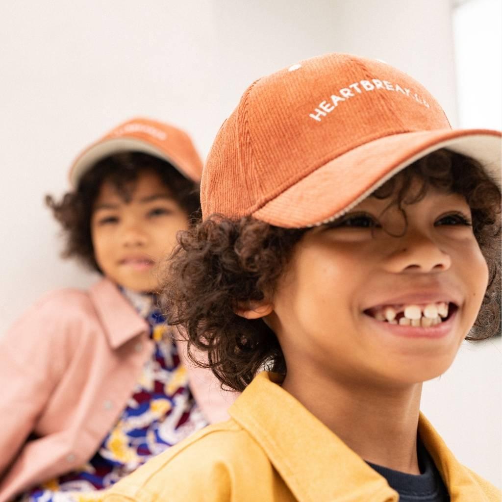 casquette-bebe-enfant-parent-chamaye-assorti-papa-maman-enfant-casquette-papa-fils-cadeau-fete-des-peres-casquette-mere-fille-cadeau-naissance-maman-bebe-cadeau-original-famille-casquette-personnalisable-broderie-cosmic-girl-cadeau-jeune-maman-maternite-cadeau-naissance-original-jeune-parent-casquette-fille-rose-velours-cotelemarque-francaise-production-ecoresponsable